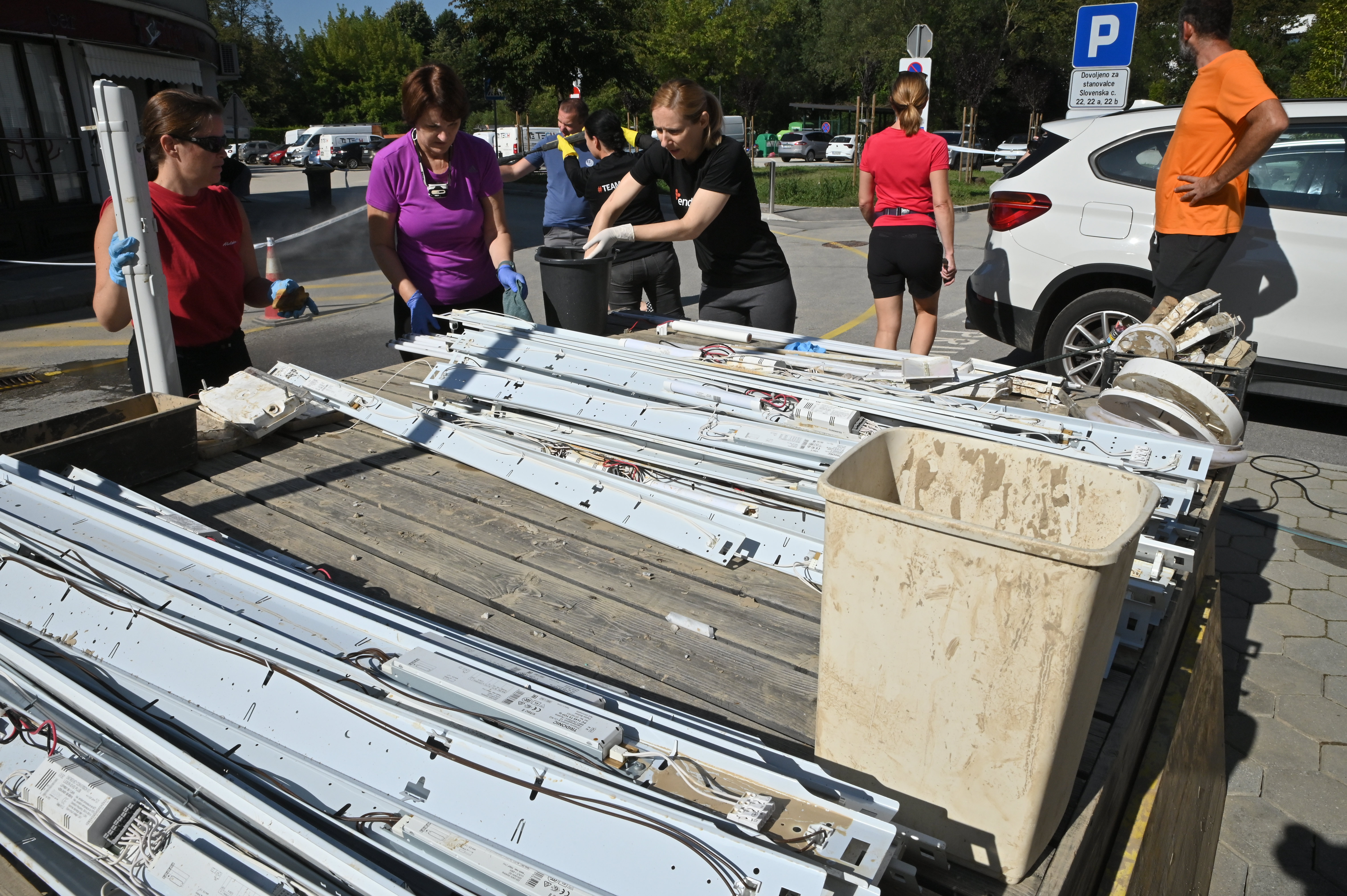 Prostovoljci v Mengšu na dan solidarnosti (Foto: Žiga Živulović jr./BOBO)