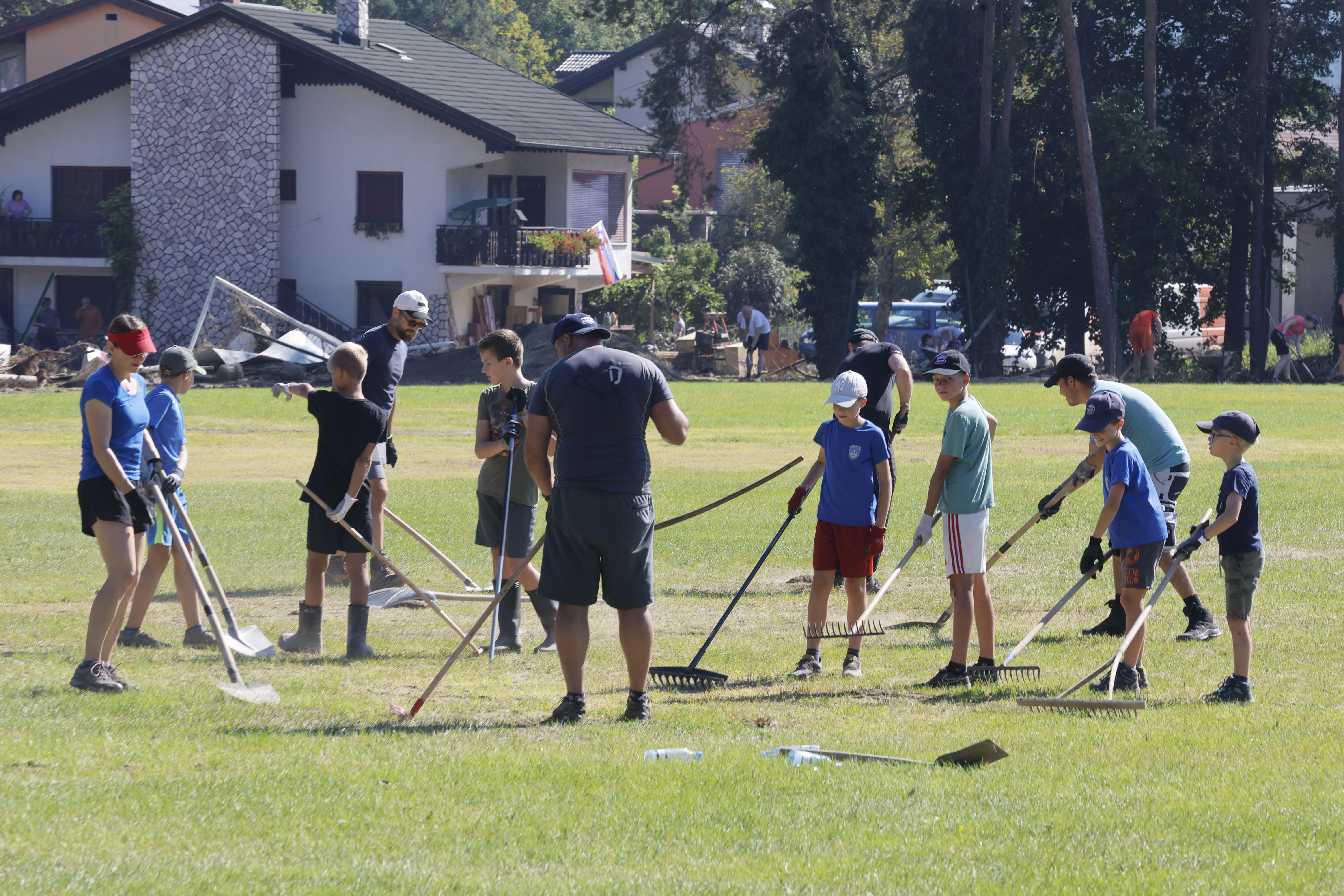 Prostovoljci v Nazarjah na dan solidarnosti (Foto: Borut Živulović/BOBO)