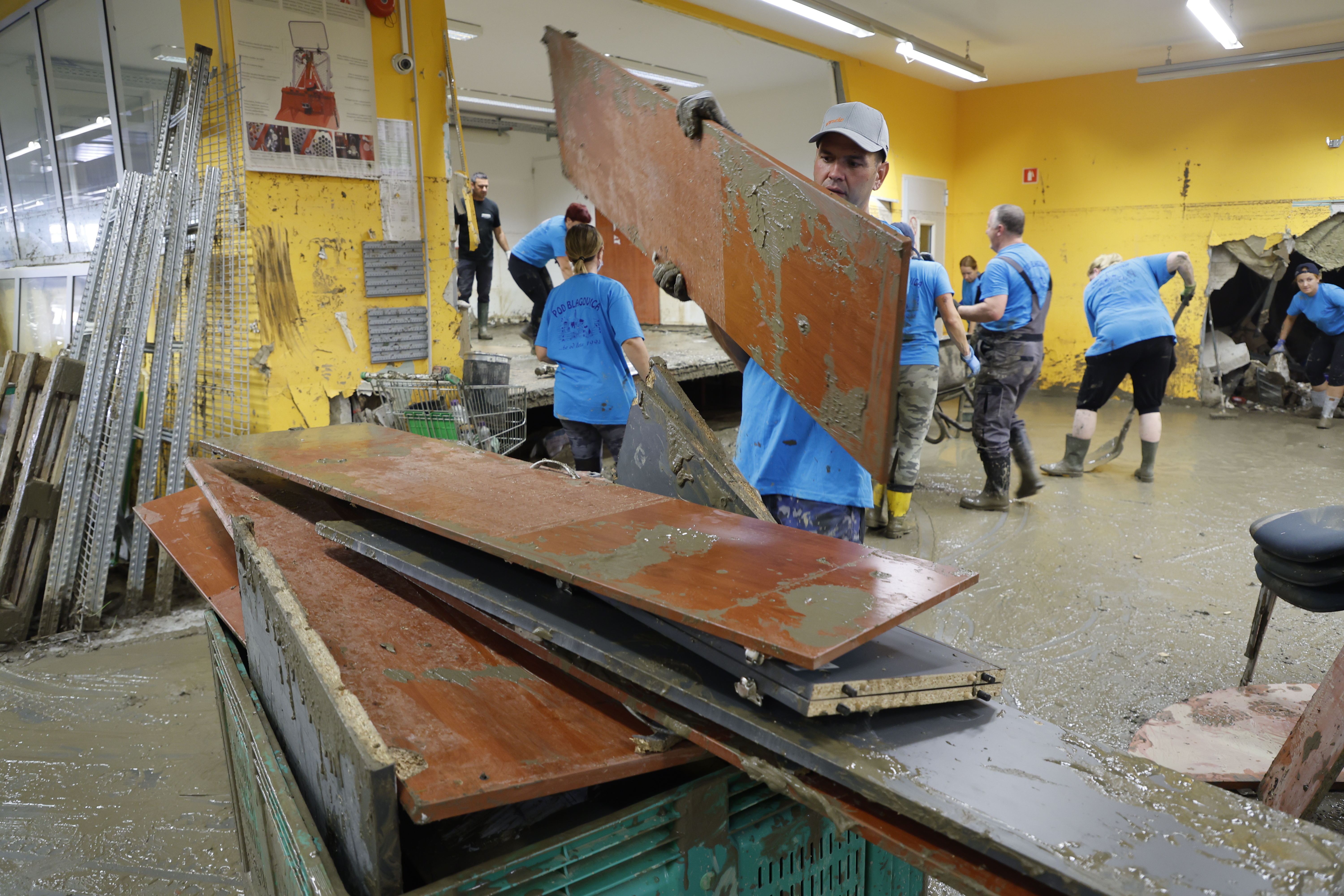 Prostovoljci v Nazarjah na dan solidarnosti (Foto: Borut Živulović/BOBO)