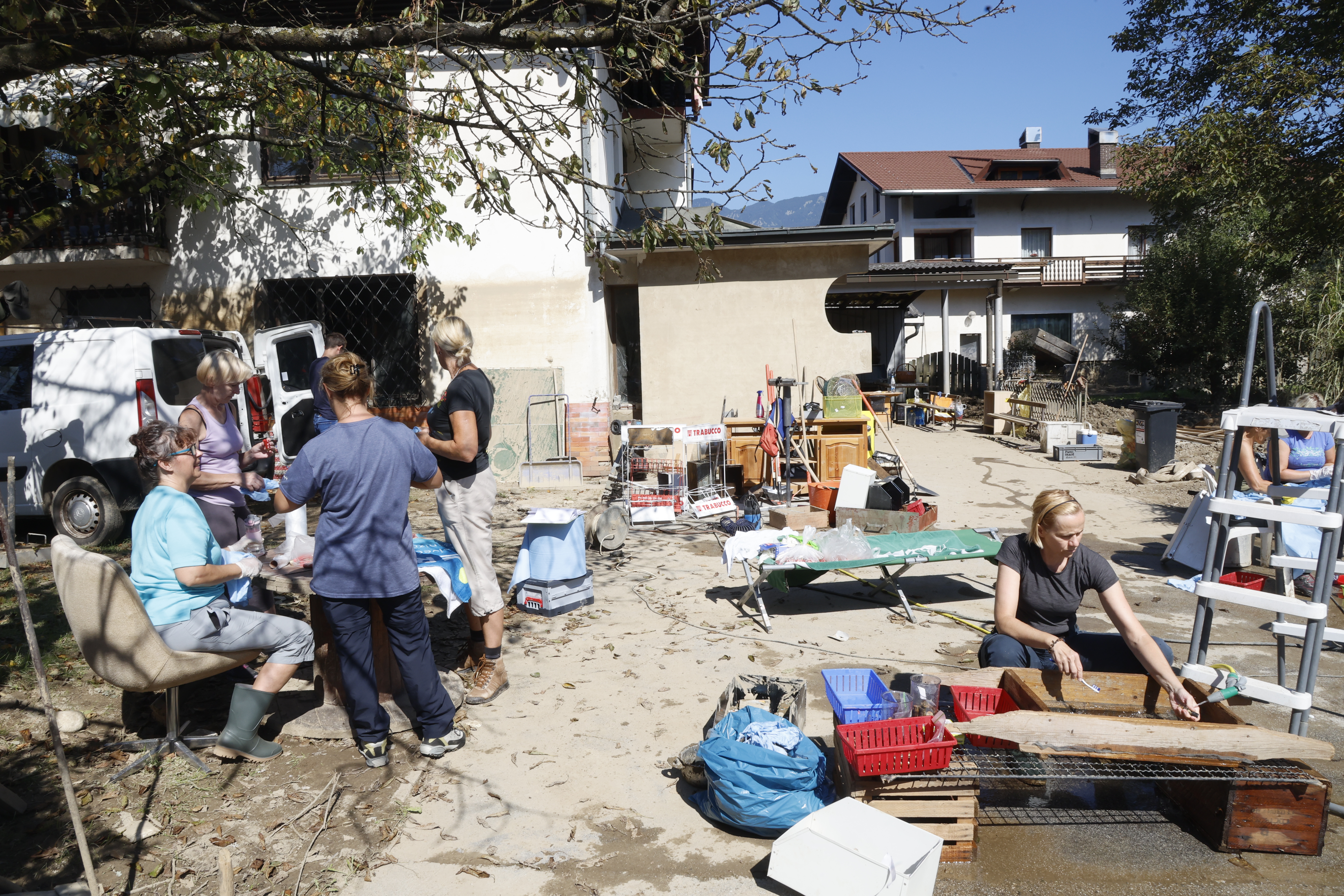 Prostovoljci v Nazarjah na dan solidarnosti (Foto: Borut Živulović/BOBO)