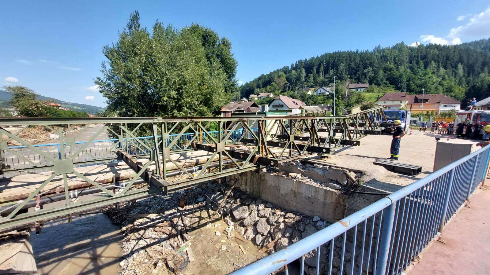 Montažni most pri gasilskem domu v Prevaljah. (foto: Ministrstvo za obrambo RS)