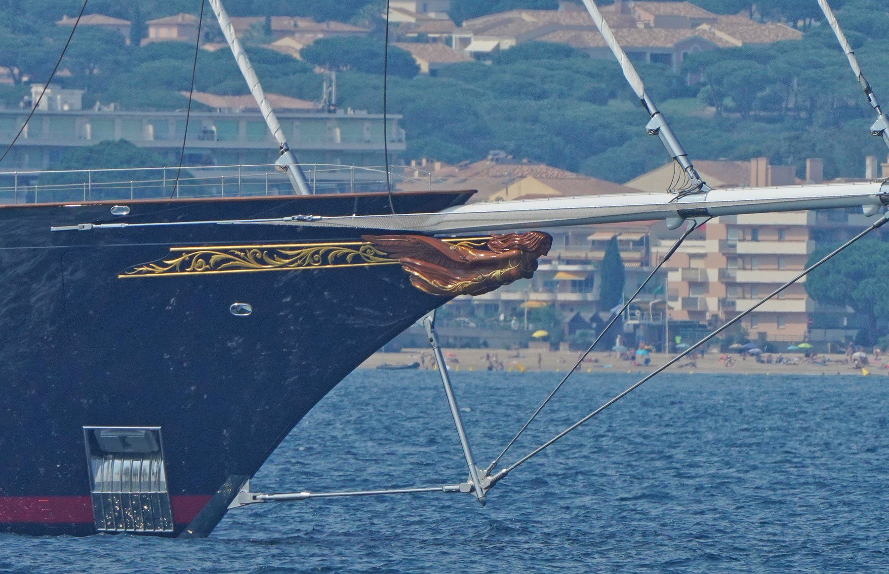 Jahta Koru, ki je v lasti Jeffa Bezosa