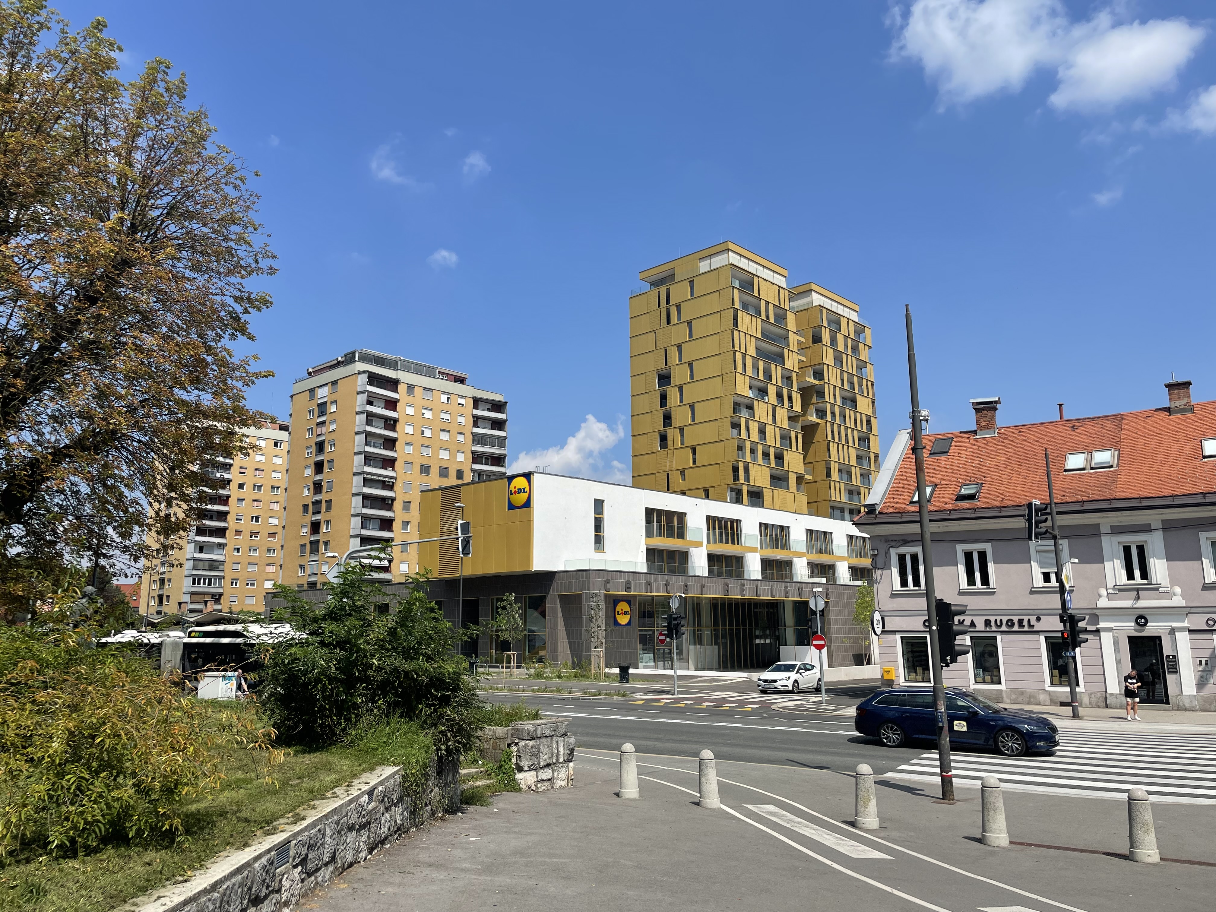 Stavba stoji v Ljubljani, ob Celovški cesti ter nasproti parka Tivoli. Foto: N1