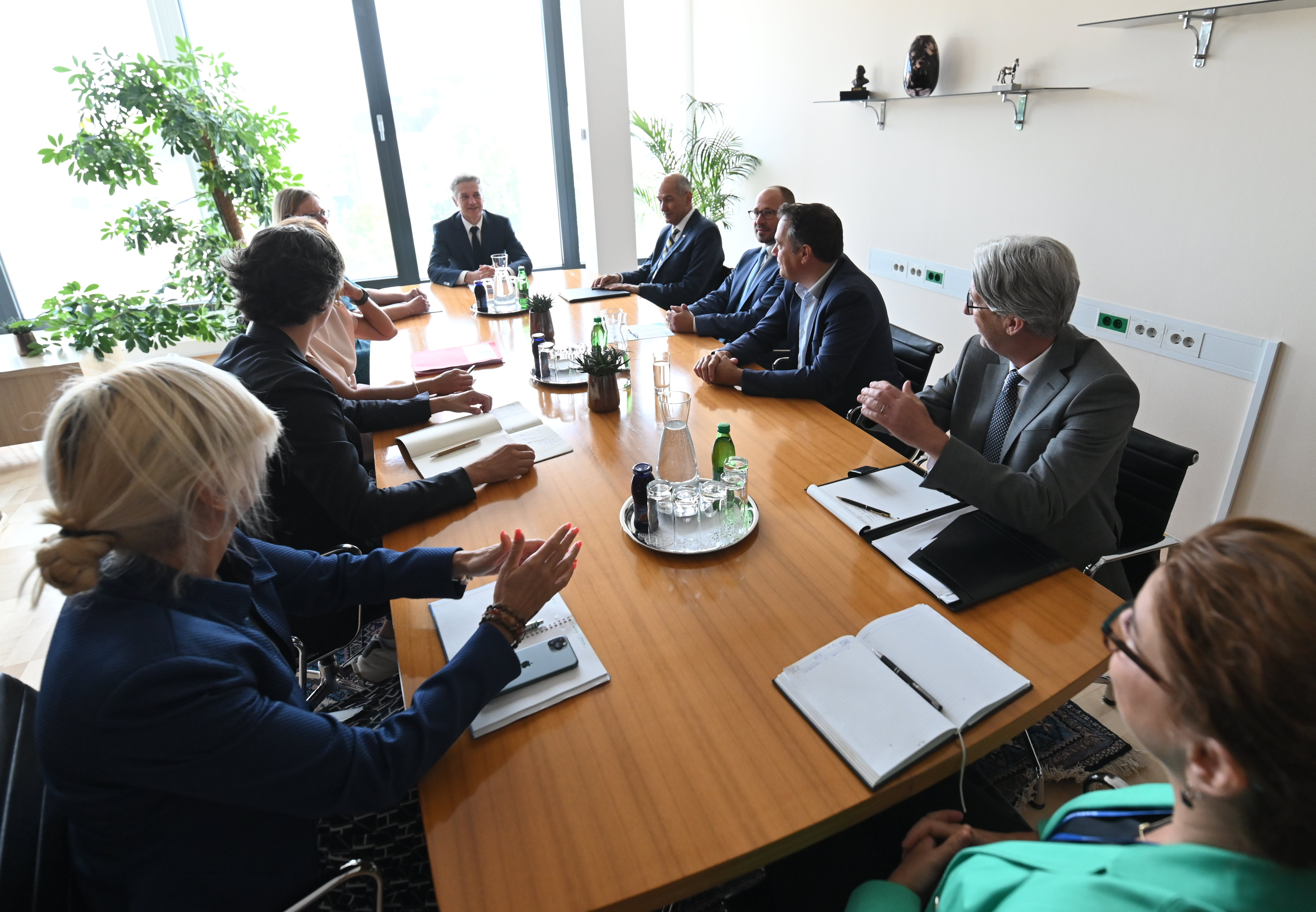 Robert Golob s predsedniki parlamentarnih strank o ukrepih za sanacijo posledic ujme