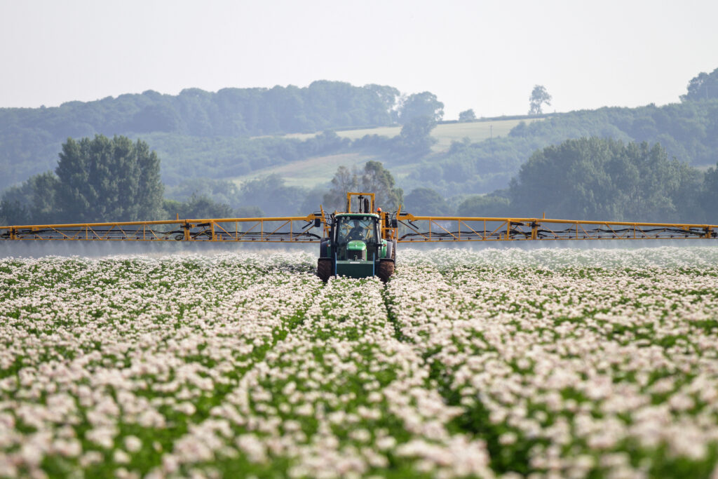 1692359898-Potato_blight_spraying_system-Wikimedia-1024x683.jpg