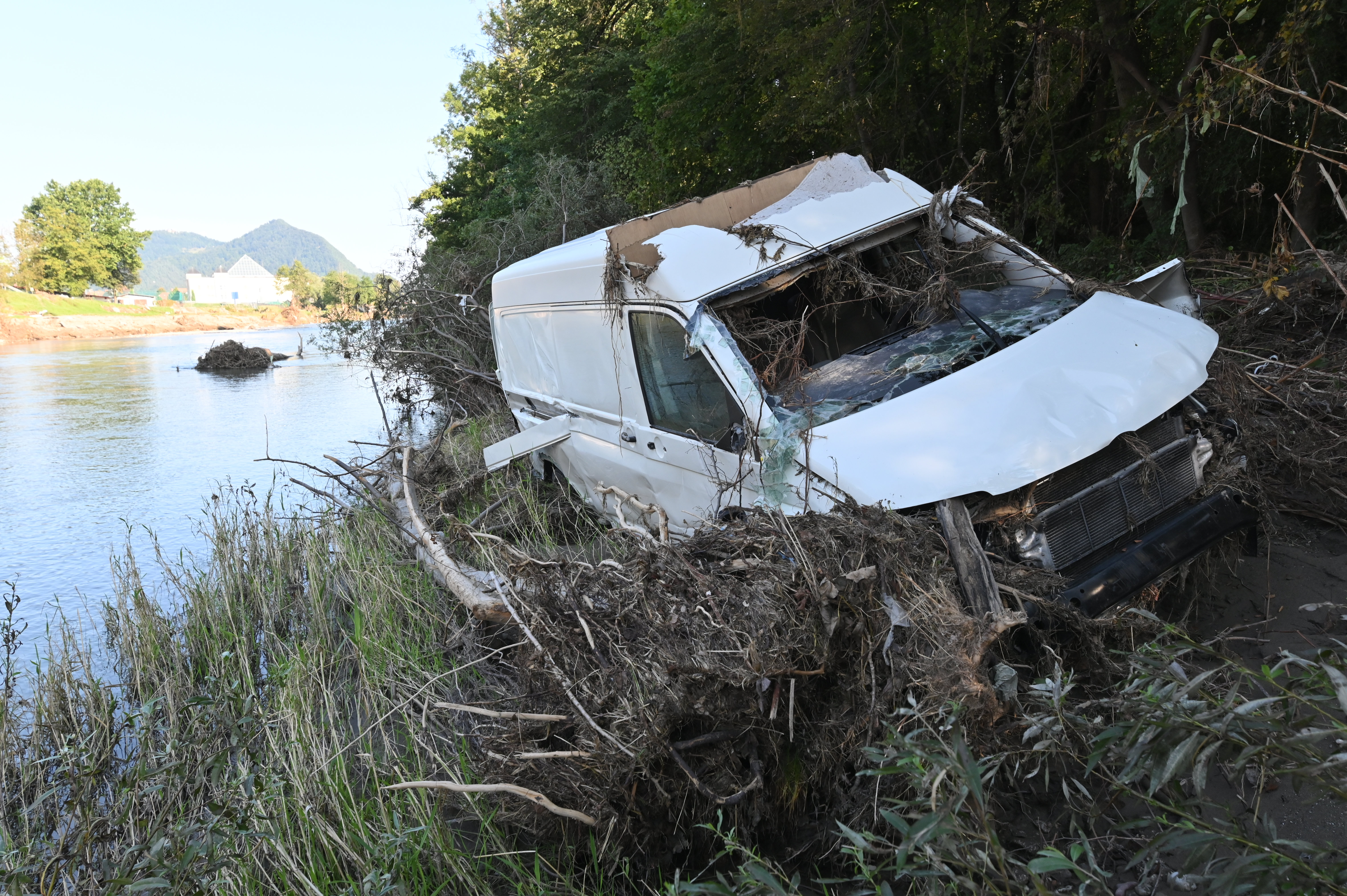 Sora, naplavina, poplave, odpadki, avtomobil, uničen avtomobil, odpad