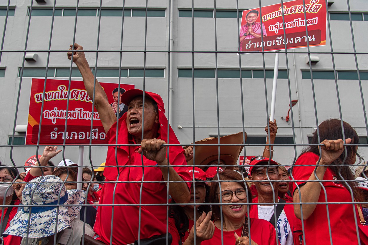Podporniki bivšega tajskega premierja Thaksina Shinawatre.