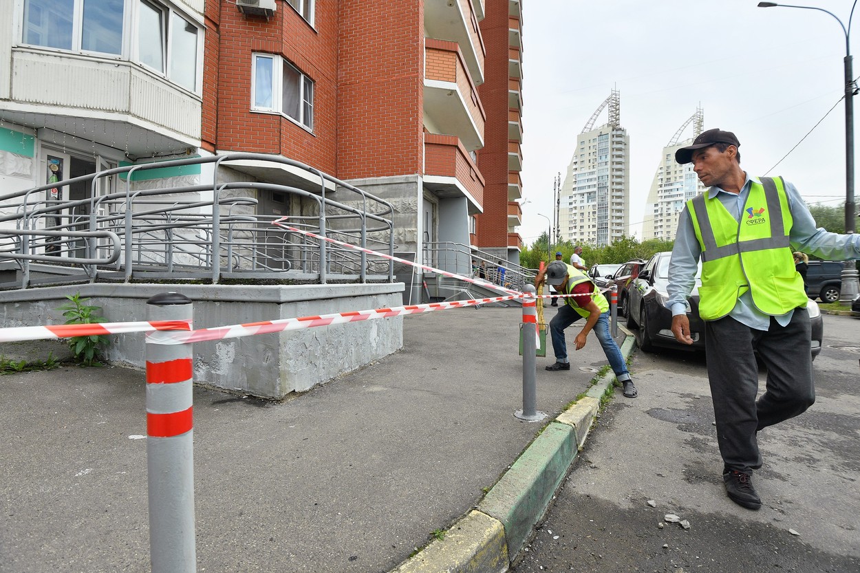 The situation in the area of ????Krasnogorsky Boulevard in the Pavshinskaya floodplain, where, near house 10, according to the authorities, two strike drones were shot down over the Moscow region.