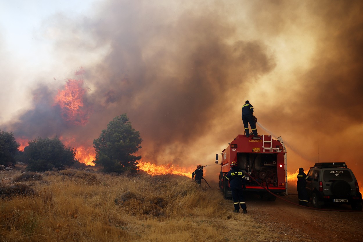 Gasilci v Grčiji se borijo z ognjenimi zublji.
