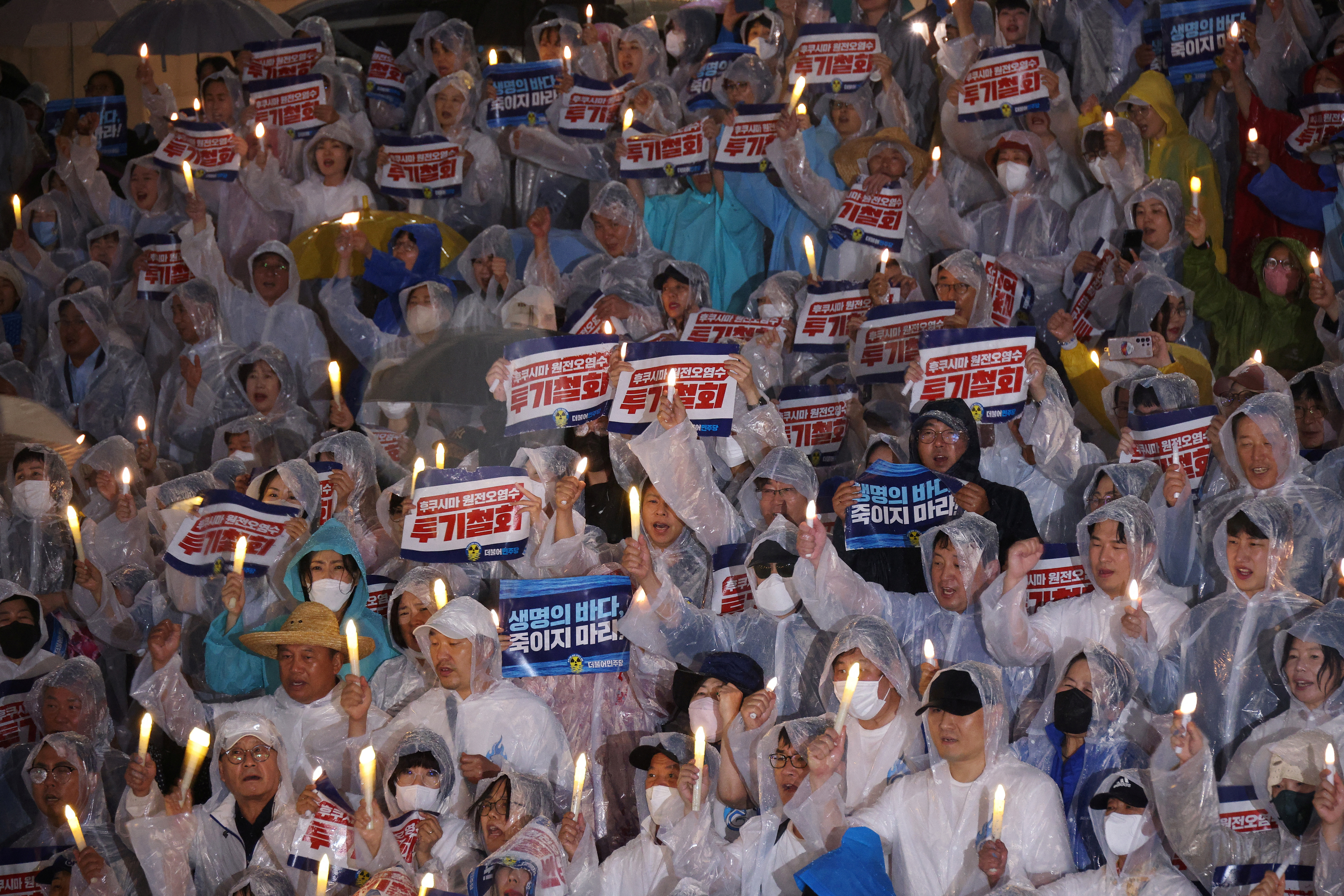 Kim Hong-Ji/REUTERS (Protestniki v Južni Koreji)