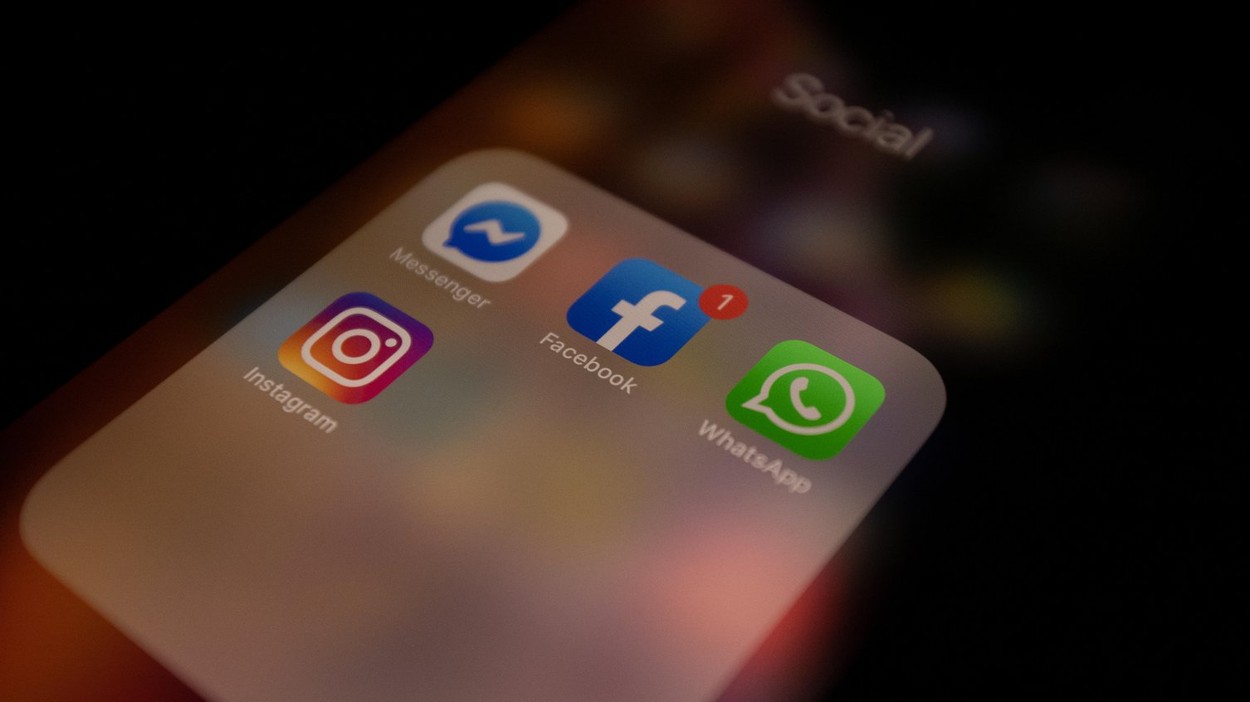 telefo, faacebook, instagram