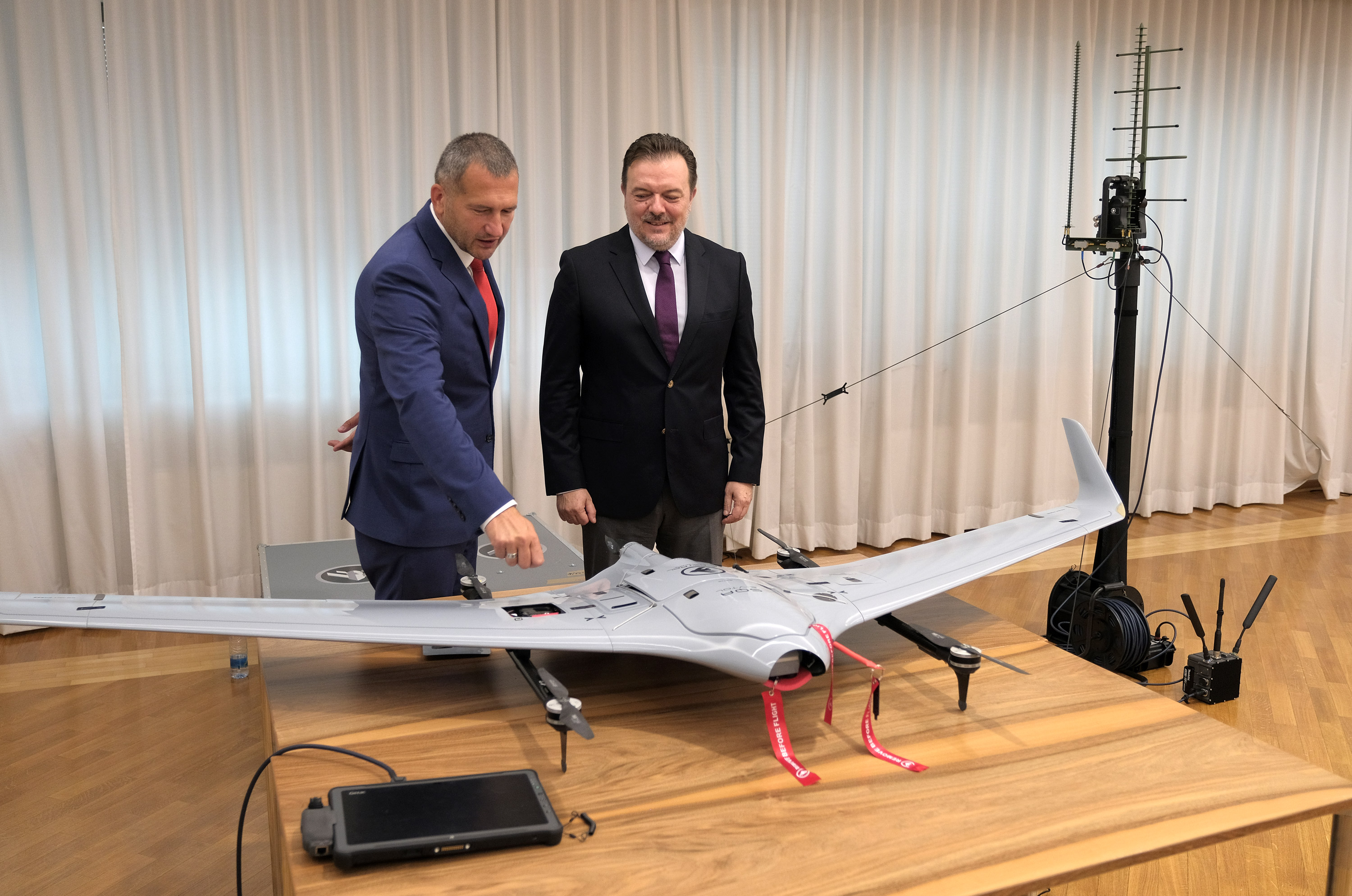 dron, slovenija, črna gora