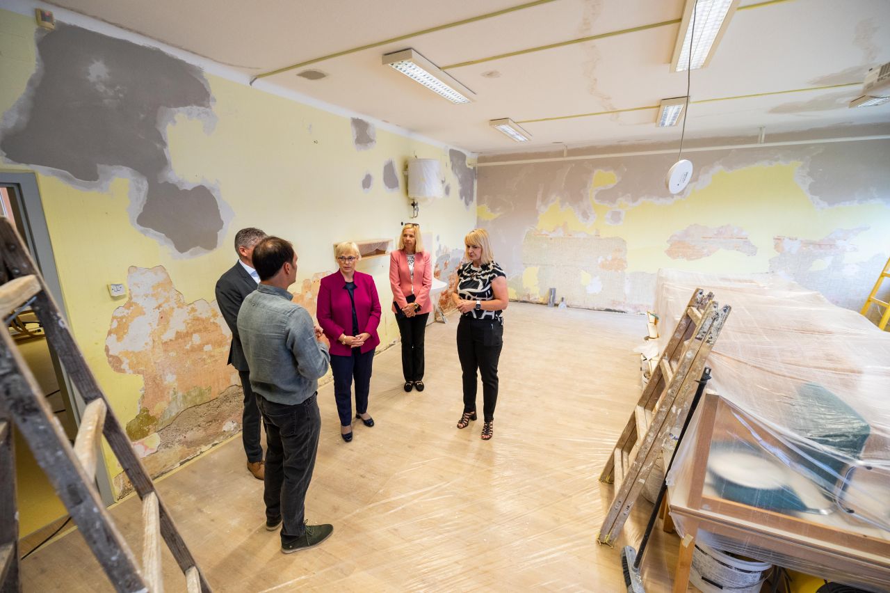 Predsednica republike Nataša Pirc Musar na prvi dan šole.