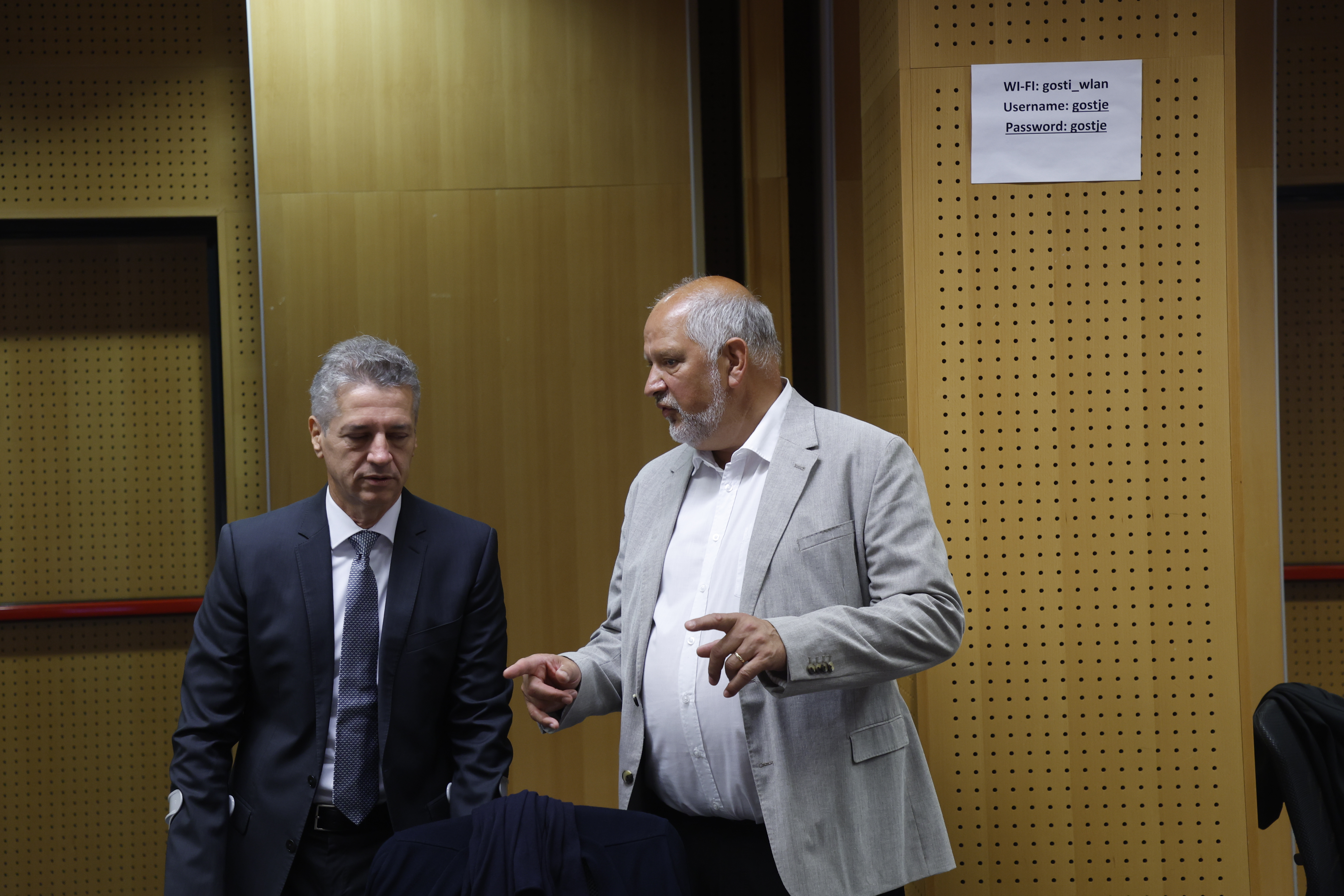 klicni center, pomoč po poplavah, robert golob, andrej šter