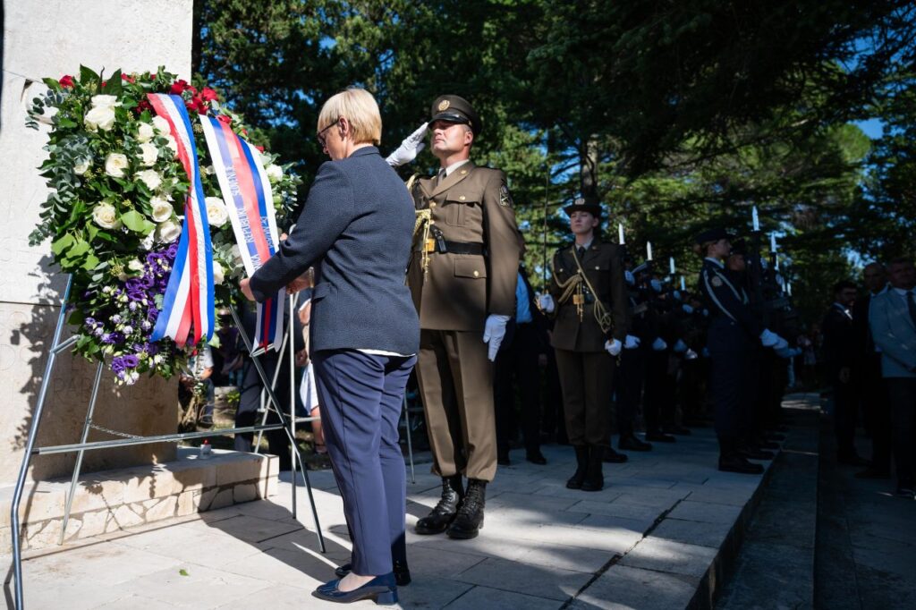 1694282498-Predsednika-sta-polozila-skupni-venec-v-spomin-zrtvam-1024x682.jpg