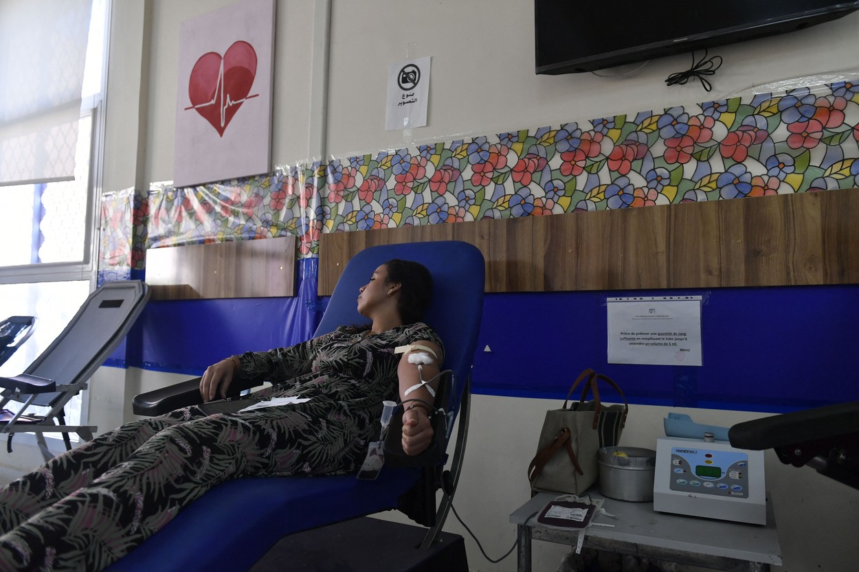 Po uničujočem potresu v Maroku številni darujejo kri za ranjene. (