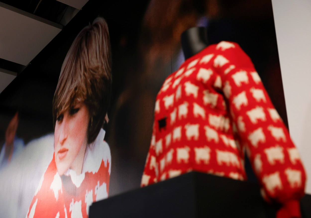 Princesa diana, rdeč pulover s črno ovco