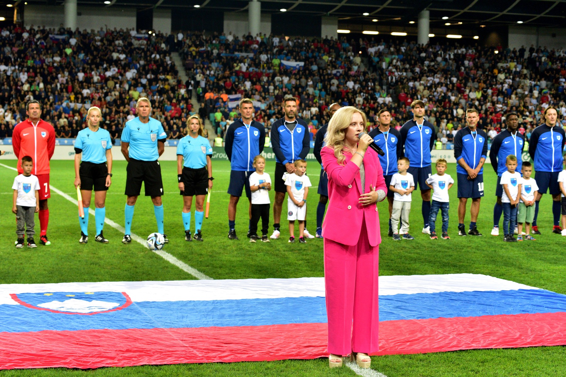 Adrijana Kamnik poje himno pred začetkom tekme. (PROFIMEDIA)