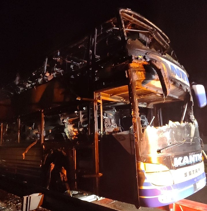 zgorel avtobus na avtocesti