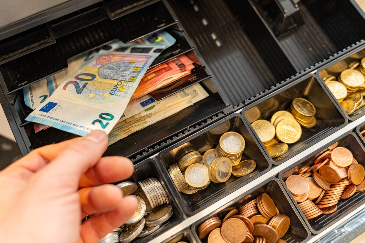 roka,denar,kovanci,bankovci,gotovina,evro