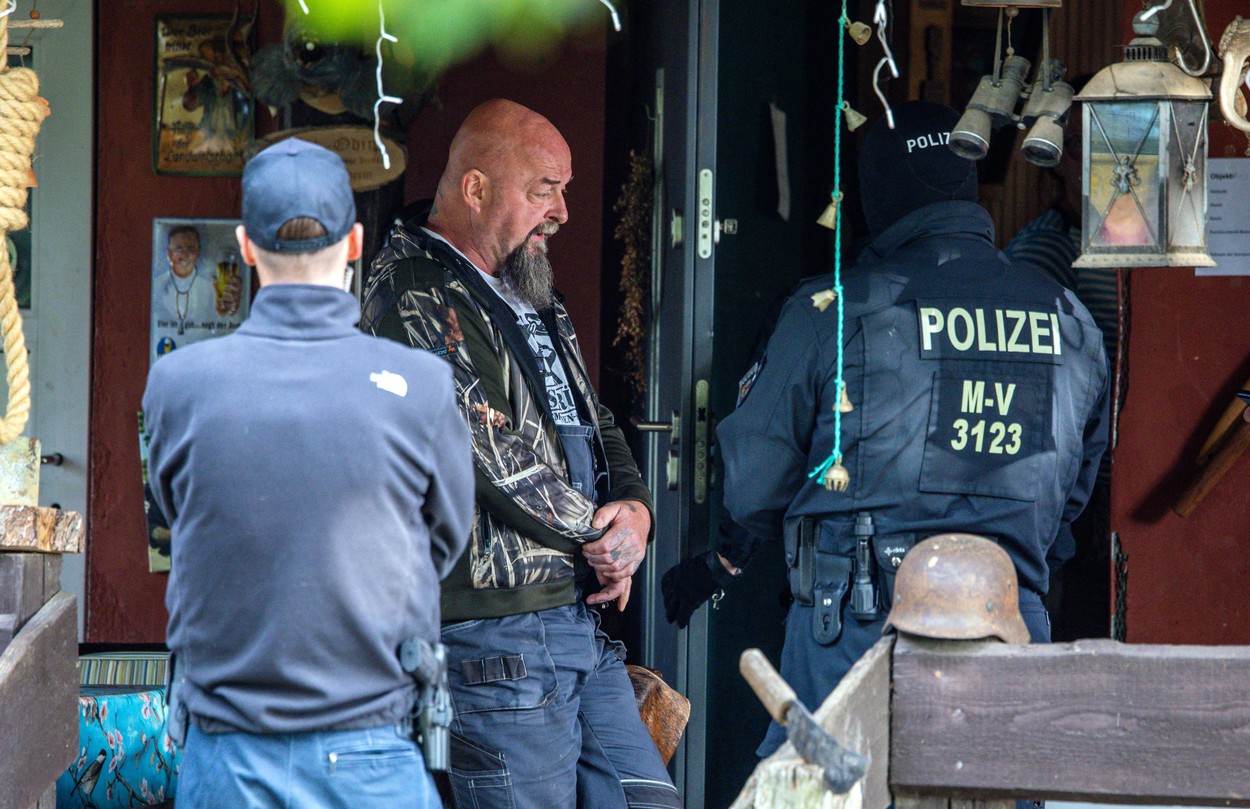 Racija pri članu skrajno desnega gibanja Hammerskins. (Foto: PROFIMEDIA)