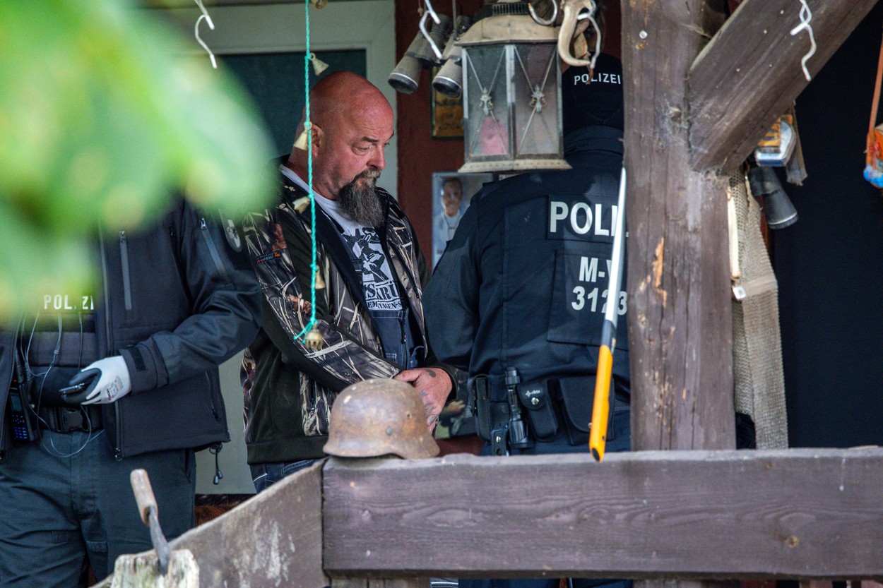 Racija pri članu skrajno desnega gibanja Hammerskins.