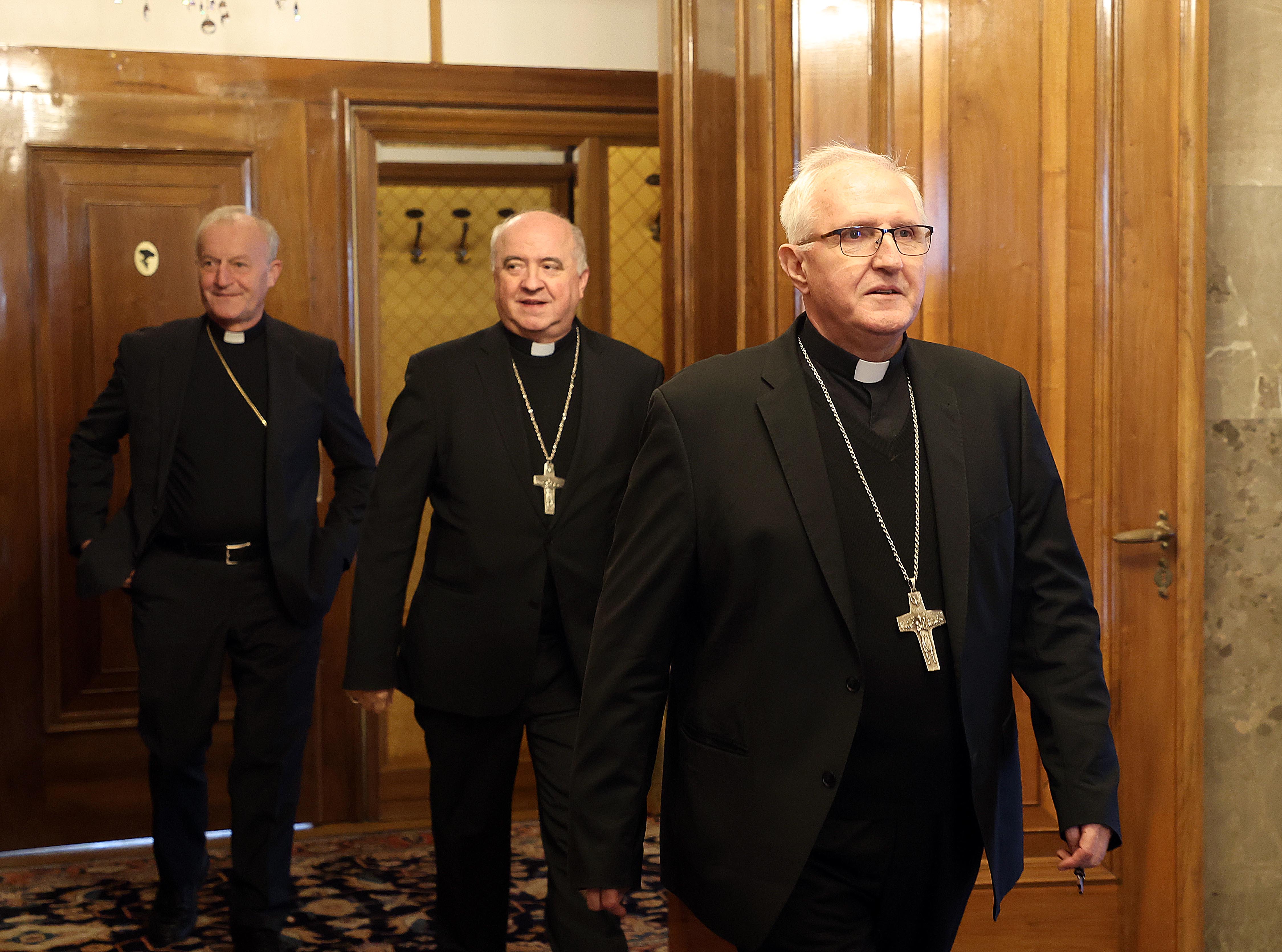 škofi, duhovniki, cerkev