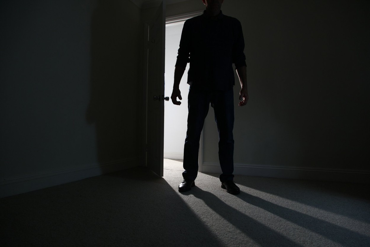 Silhueta neznanega moškega