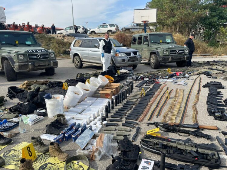 N1 (orožje, ki ga kosovska policija po nedeljskih spopadih zasegla napadlcem. Ti si bili kosovski Srbi) 