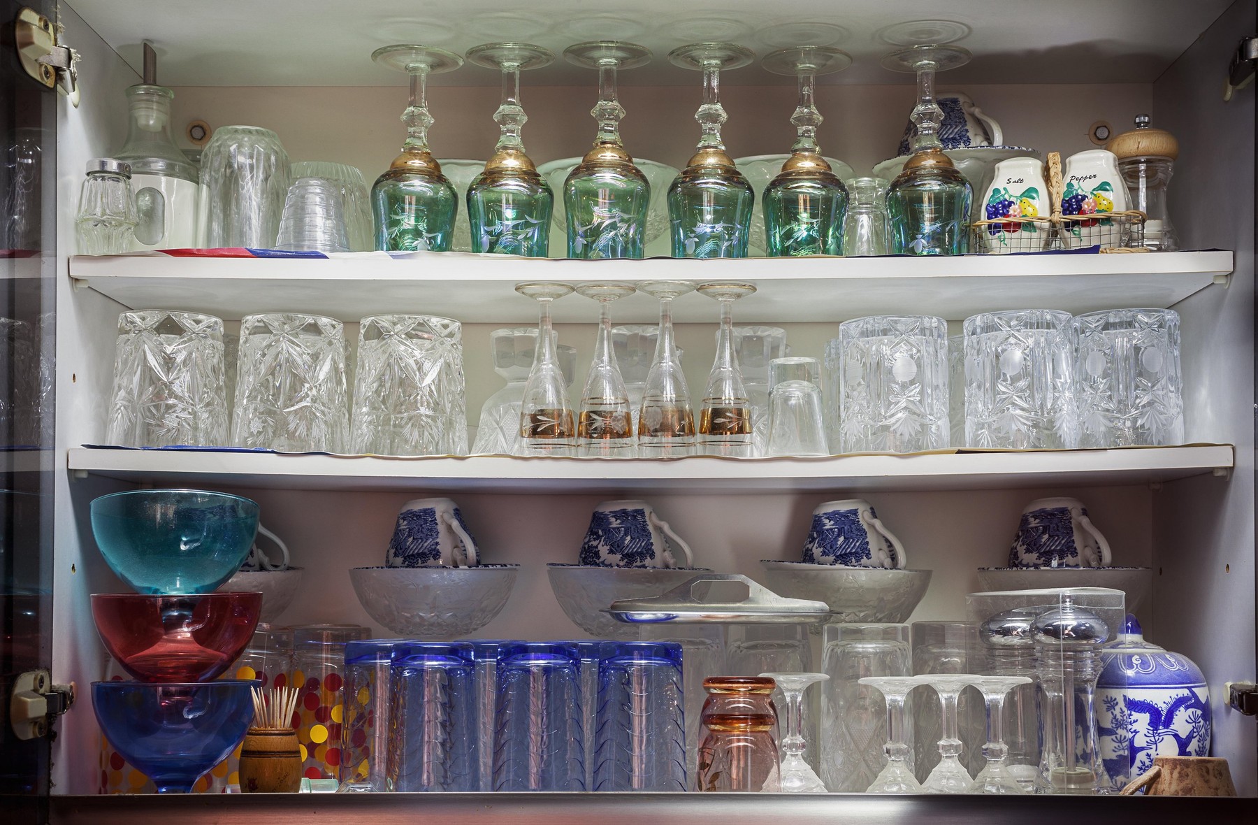 kozarci, čaše, kavna skodelica, polica, urejenost, red