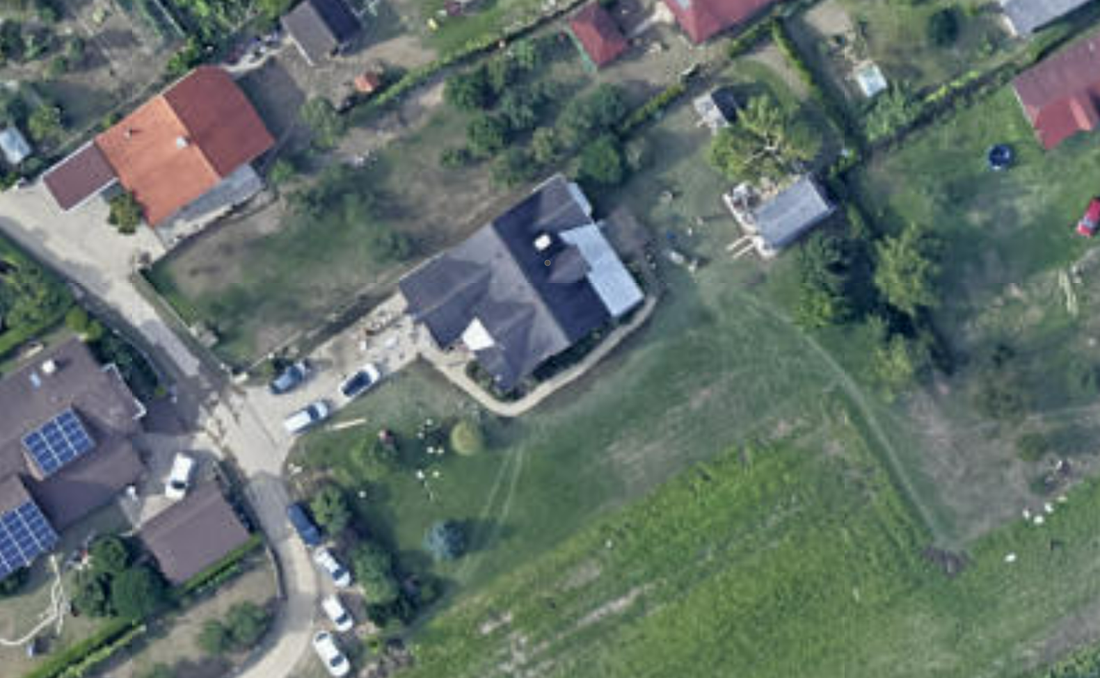 Zajem zaslona/Atlas voda (Posnetki poplavljenih hiš v Letušu iz zraka.)