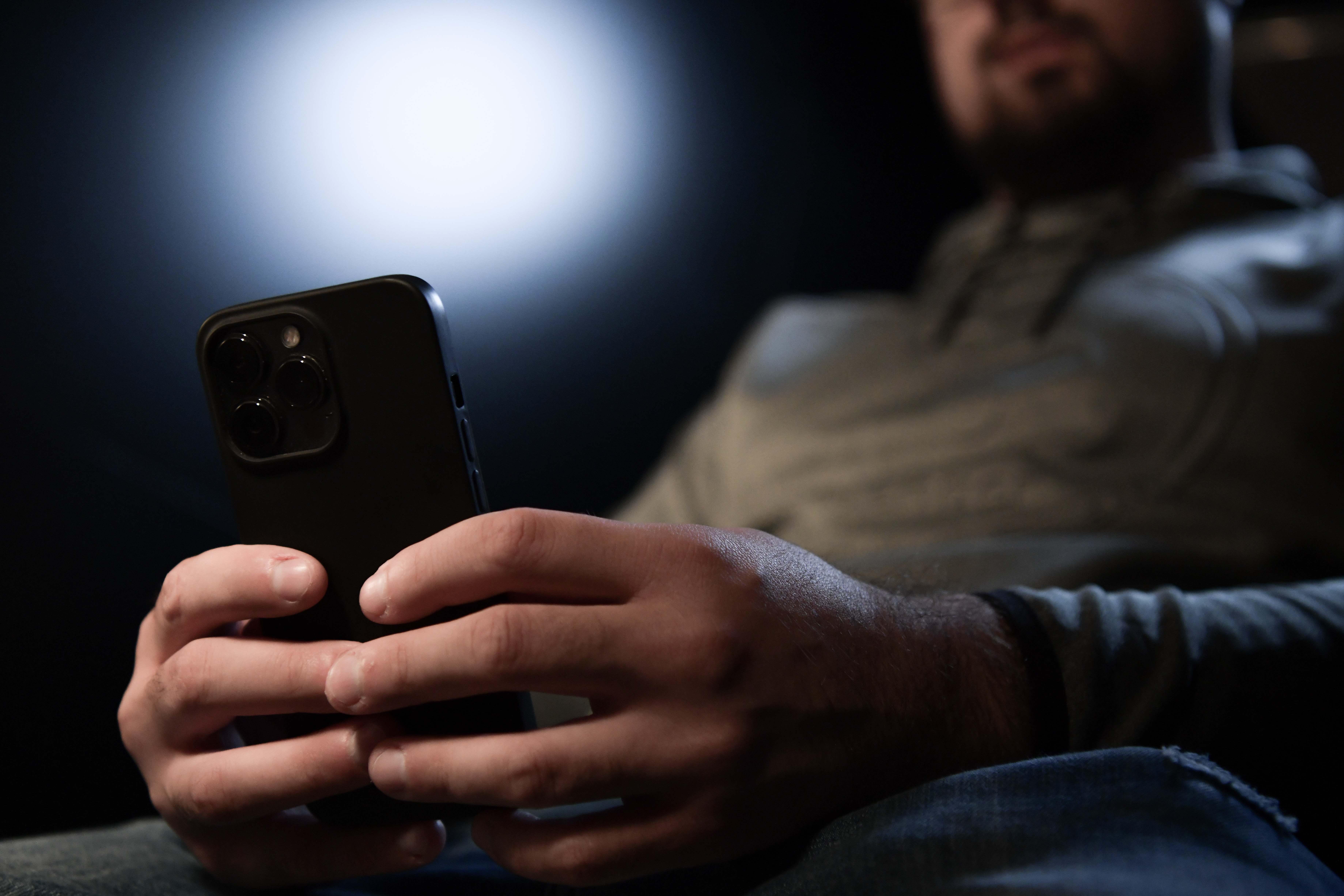 moški, telefon, sexting, pornografija,