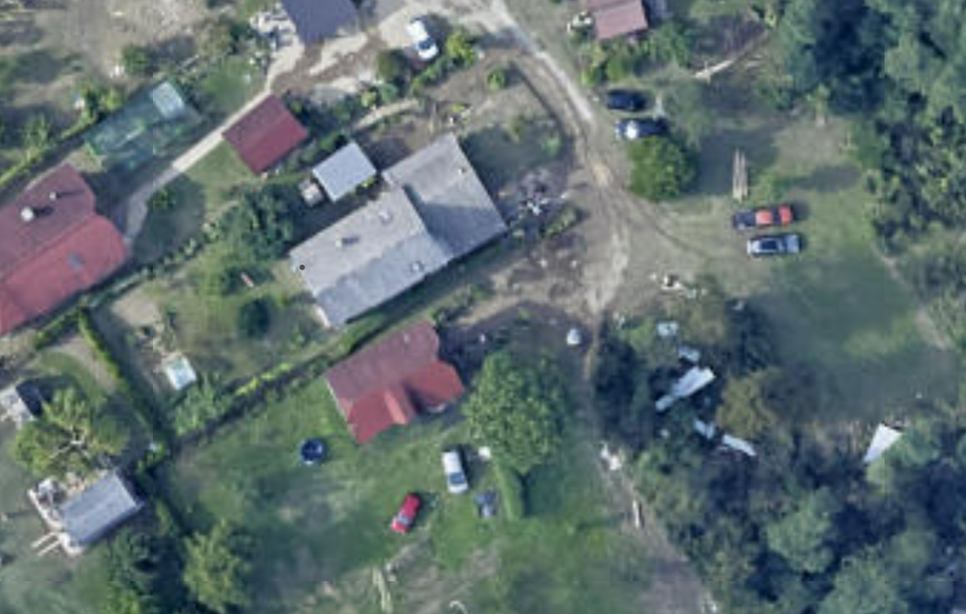 Zajem zaslona/Atlas voda (Posnetki poplavljenih hiš v Letušu iz zraka.)