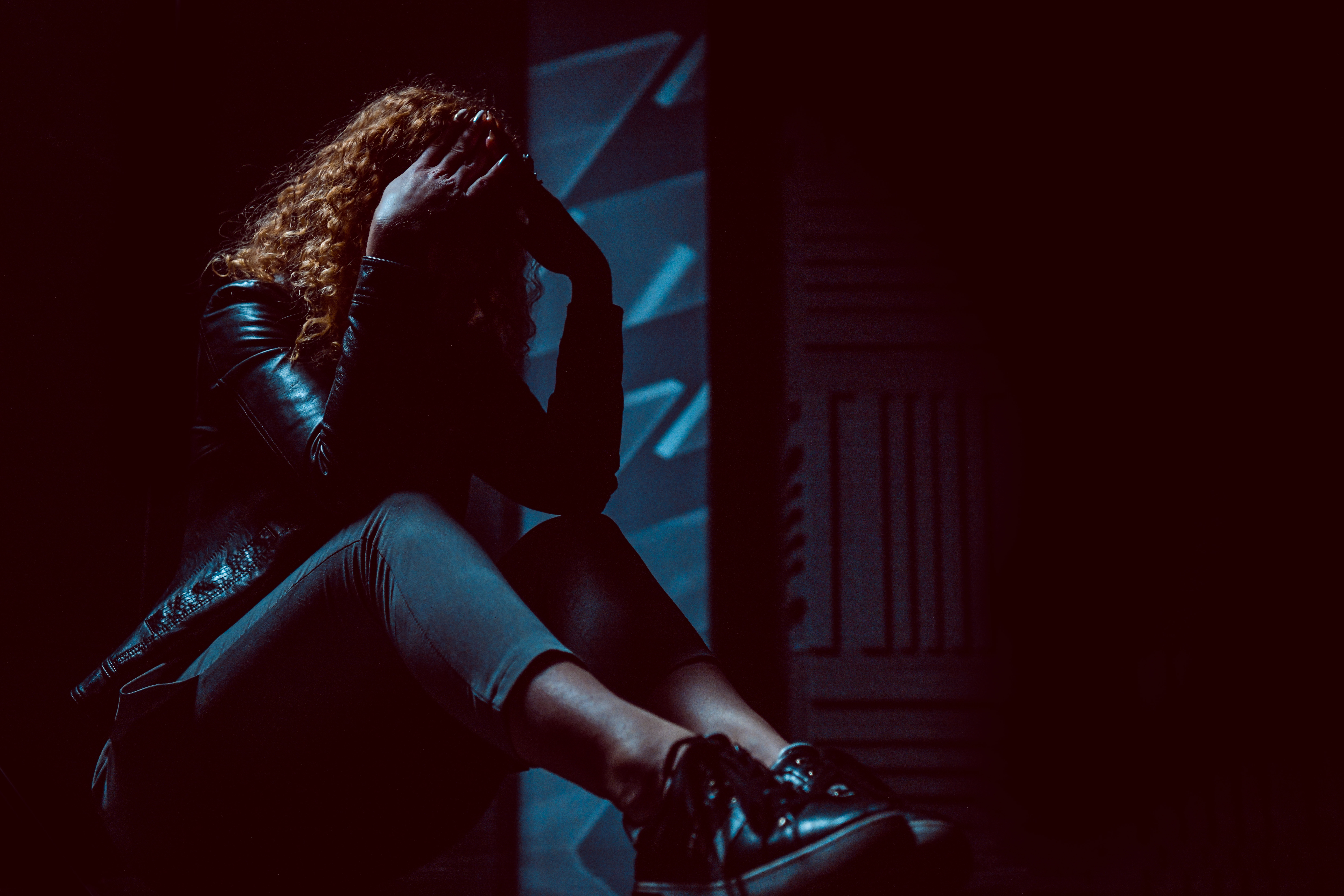 ženska, zaskrbljena, skrb, depresija, tesnoba, anksioznost, zloraba