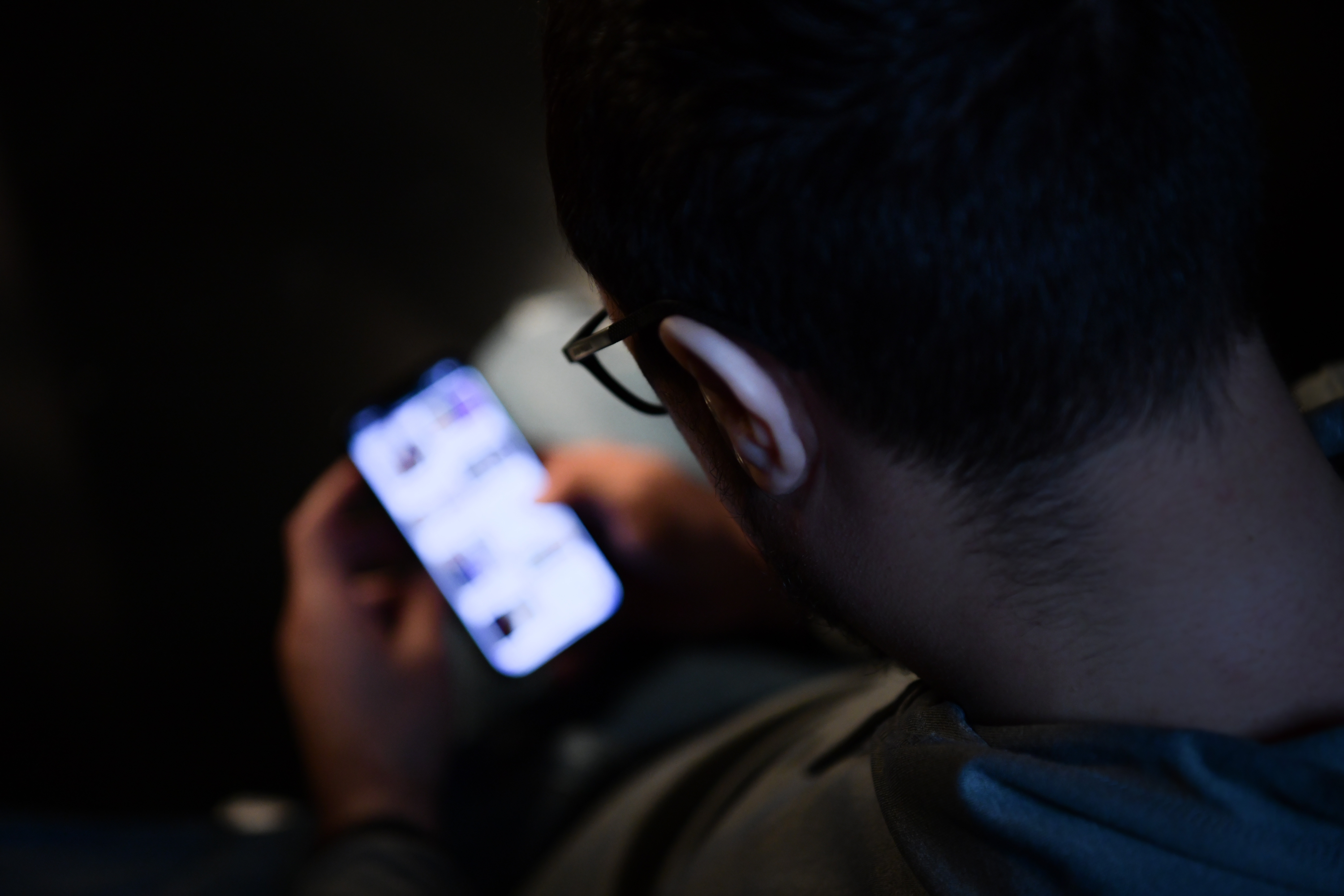 moški, telefon, sexting, pornografija,