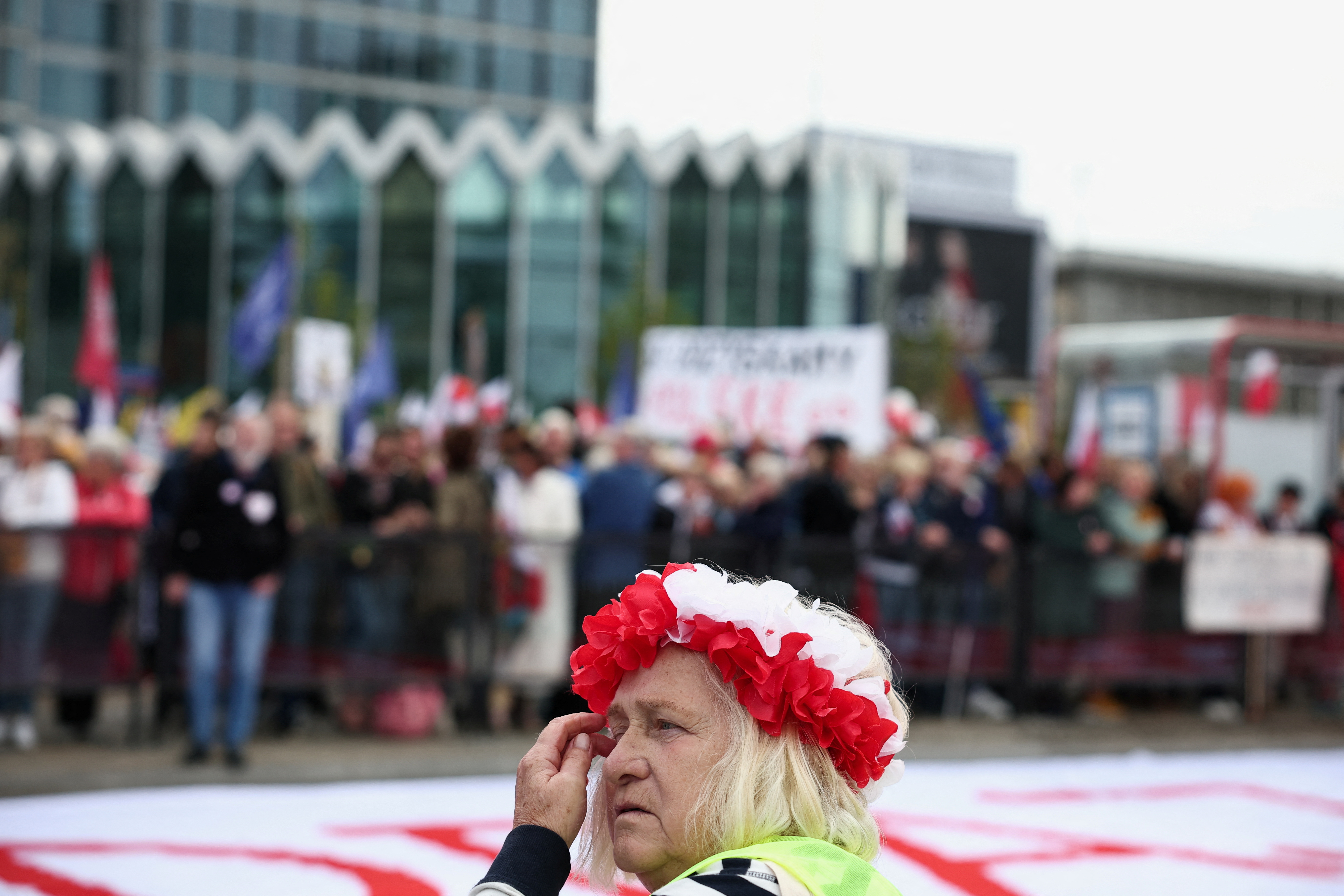 Na poljskih ulicah na tisoče protestnikov. (Foto: Kacper PempelREUTERSA)