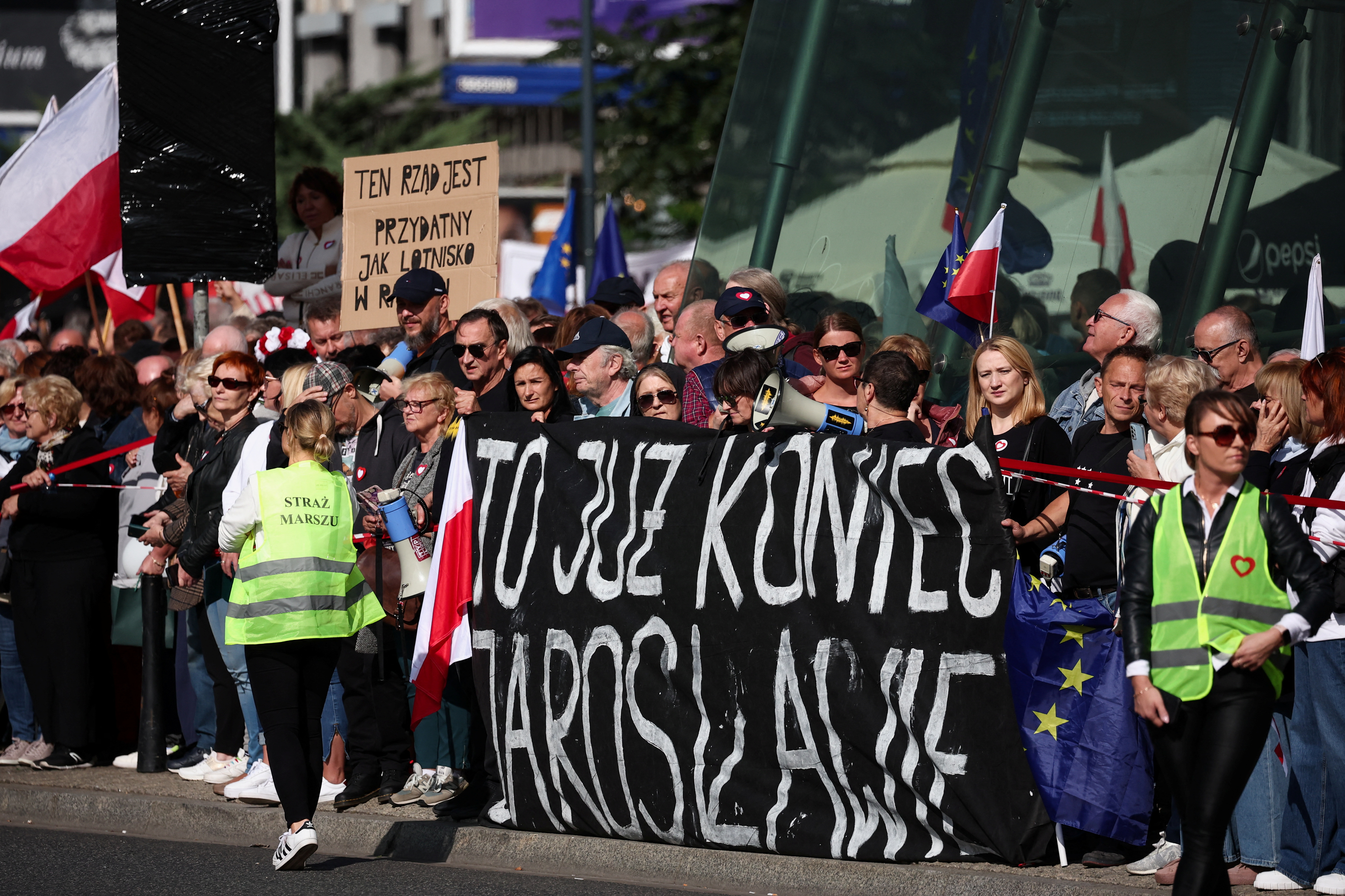 Na poljskih ulicah na tisoče protestnikov. (Foto: Kacper PempelREUTERSA)