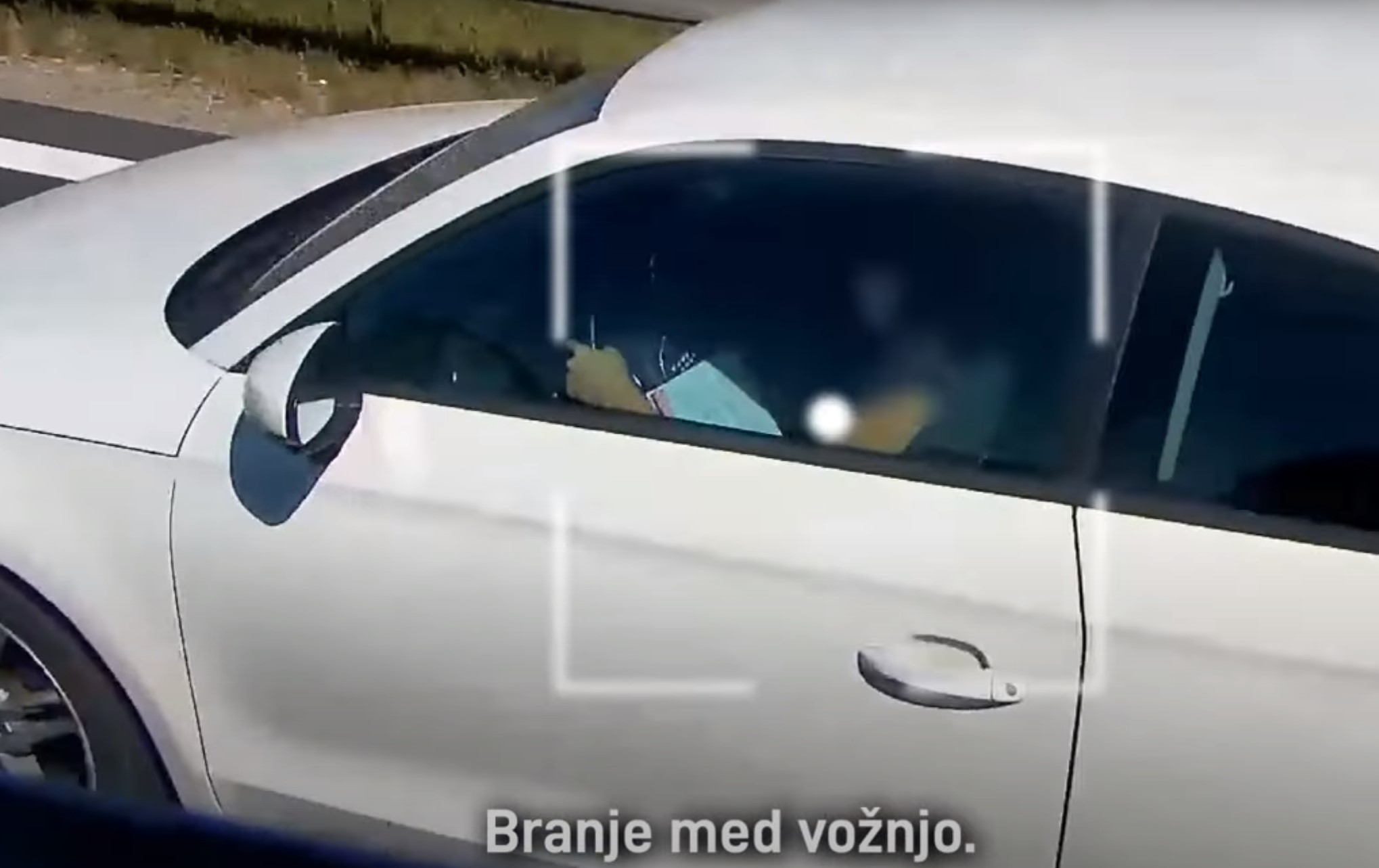 voznik, branje knjige, vožnja, promet, vedenje voznikov