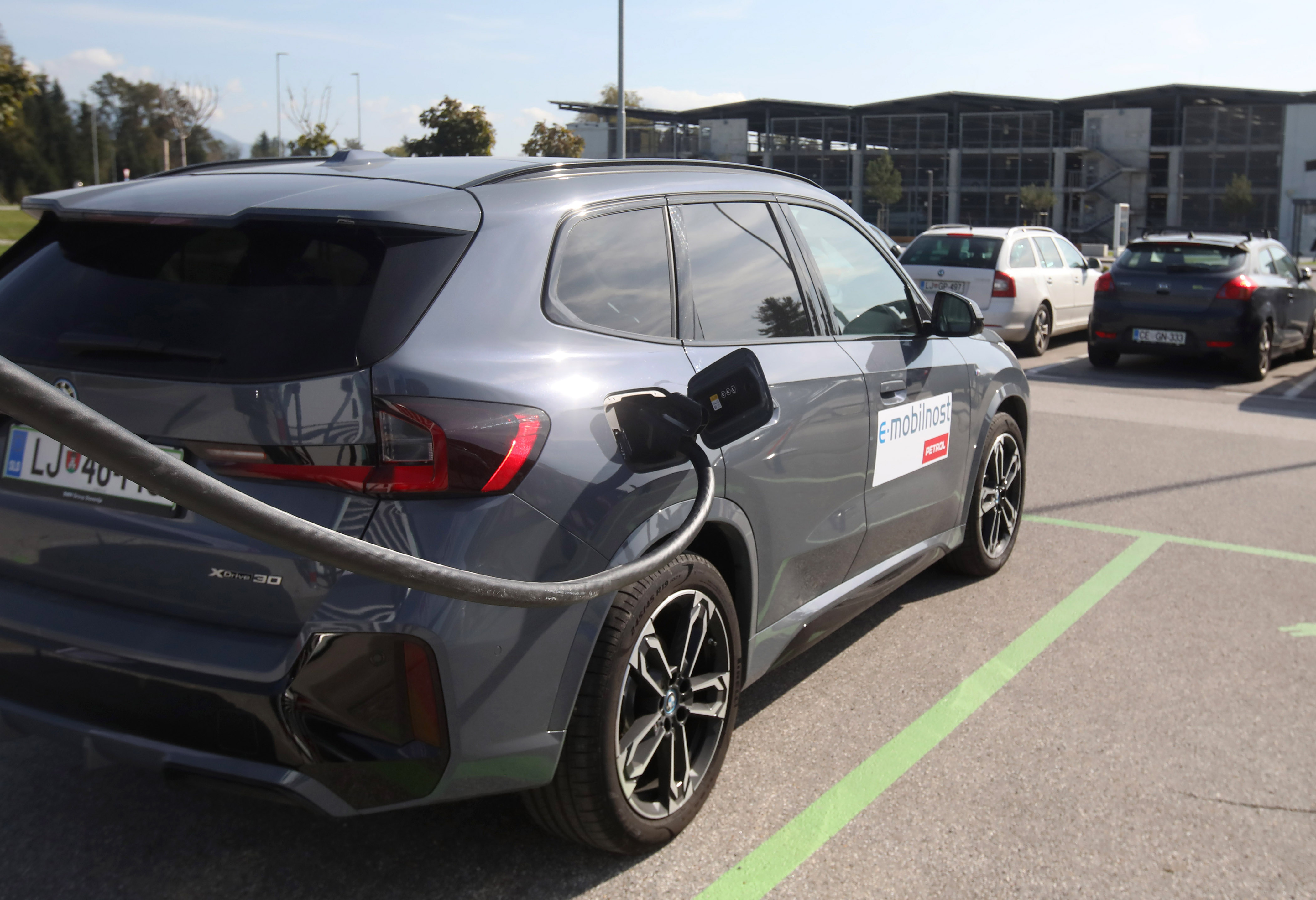 e polnilnica, električni avtomobili, letališče brnik