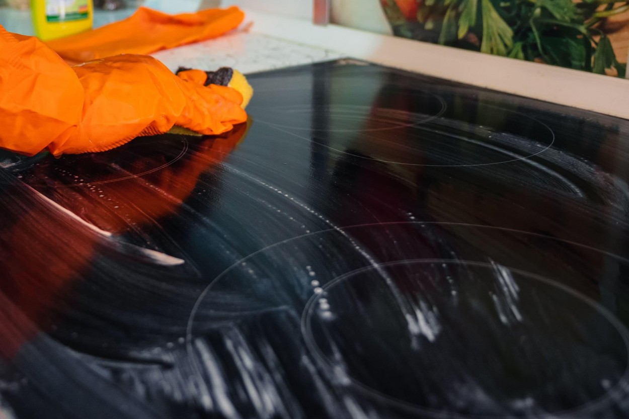 čiščenje steklokeramične kuhalne plošče