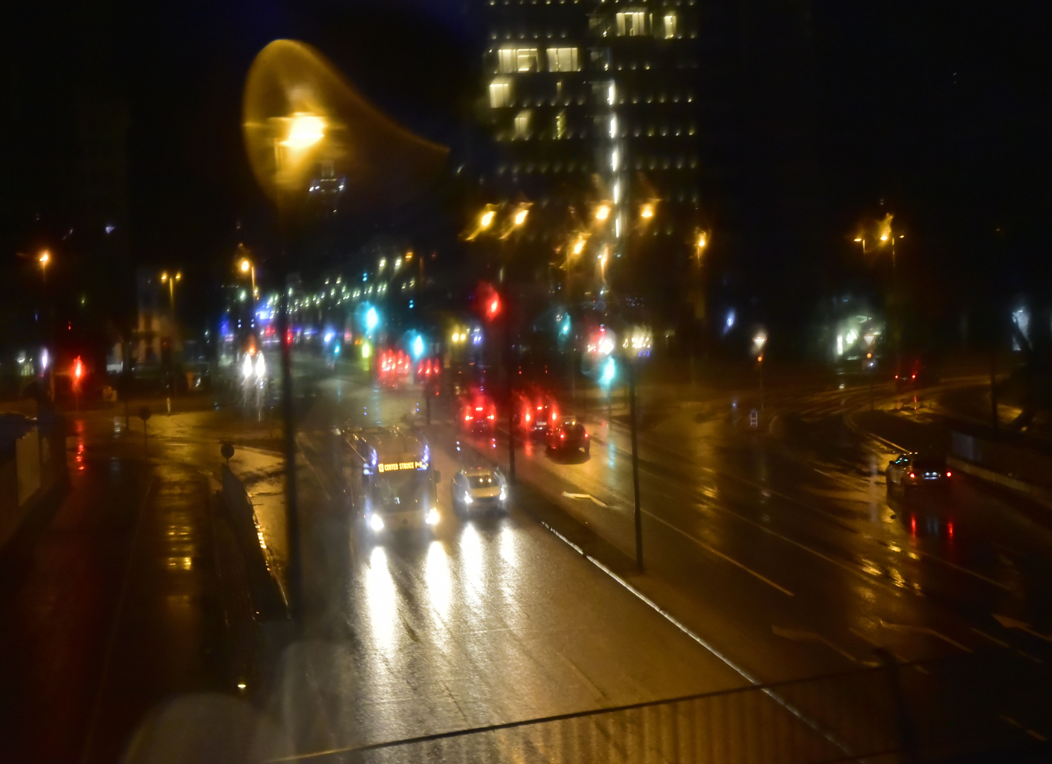 Nočna Ljubljana mesto cesta promet deževje