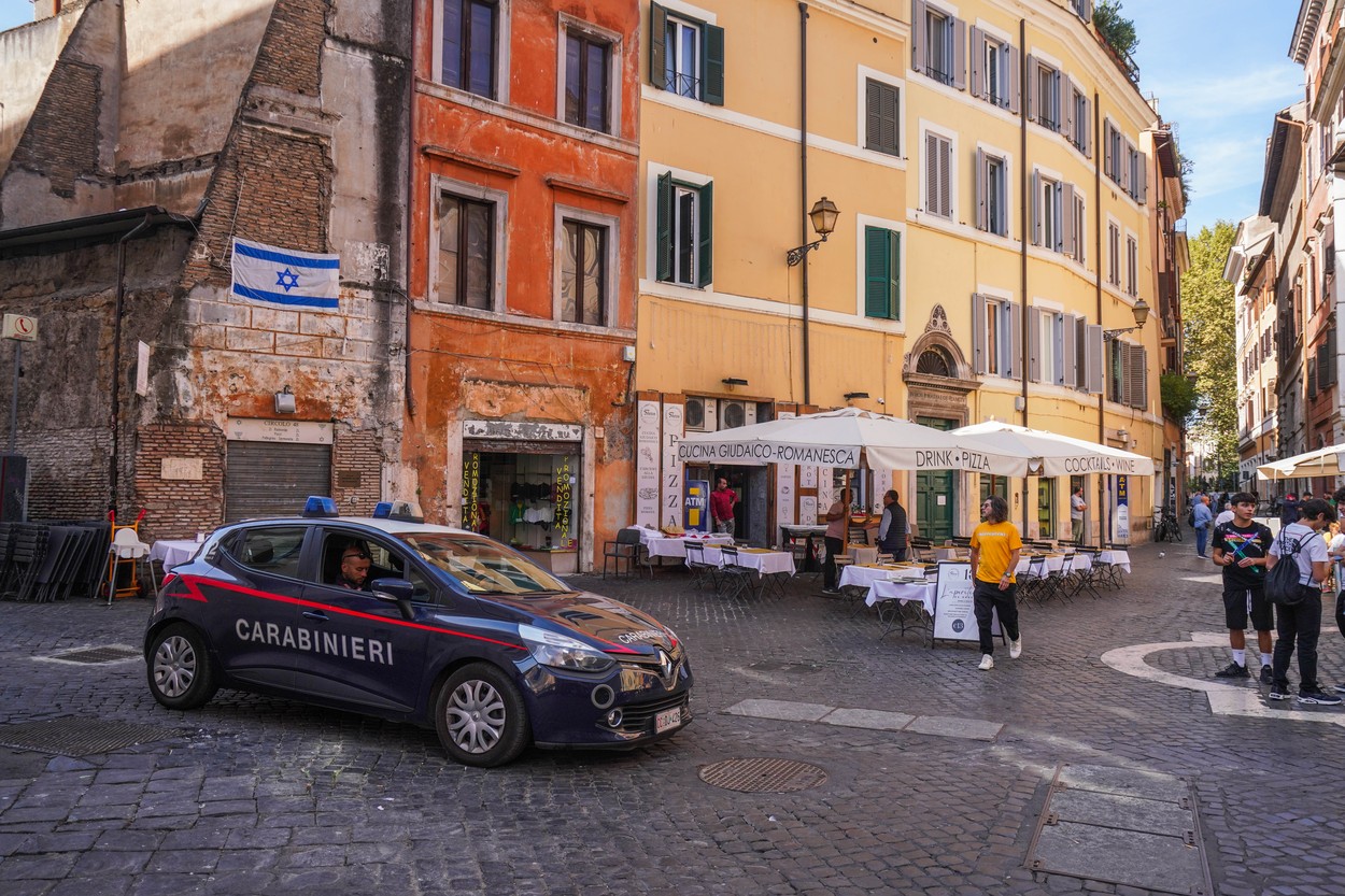Hightened security in the Jewsih quarter fo Rome, Rome, Italy - 13 Oct 2023