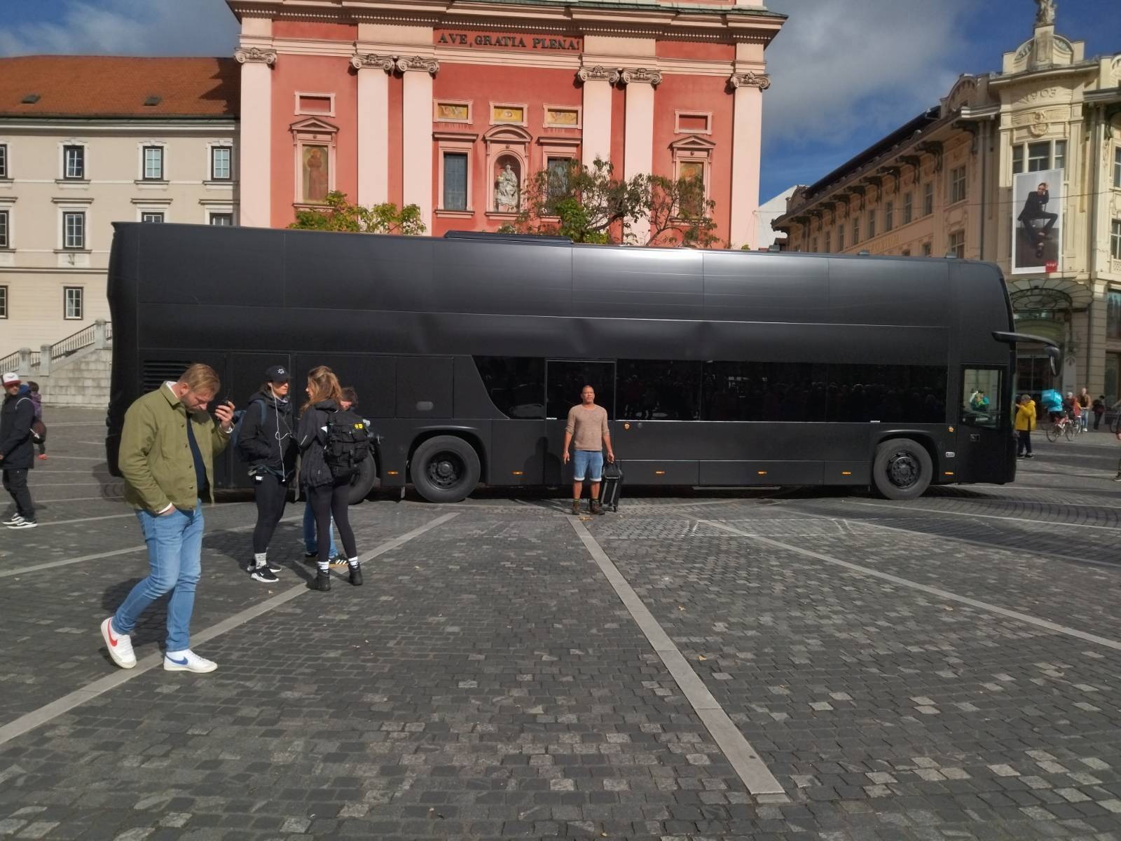 Črn avtobus belgijskih registrskih oznak