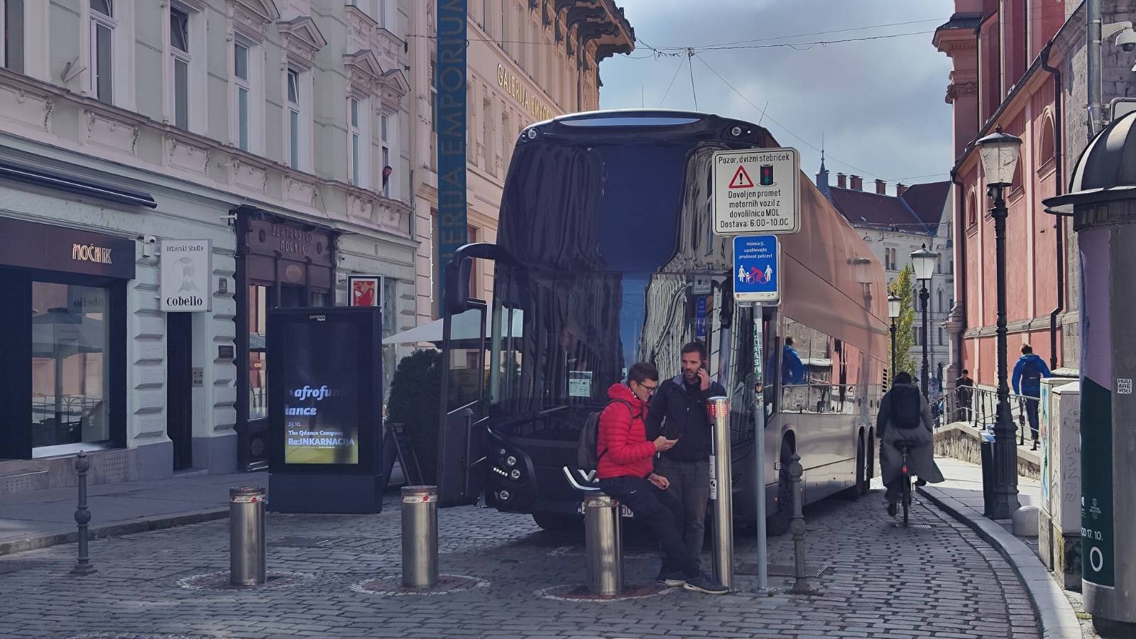 Črn avtobus belgijskih registrskih oznak