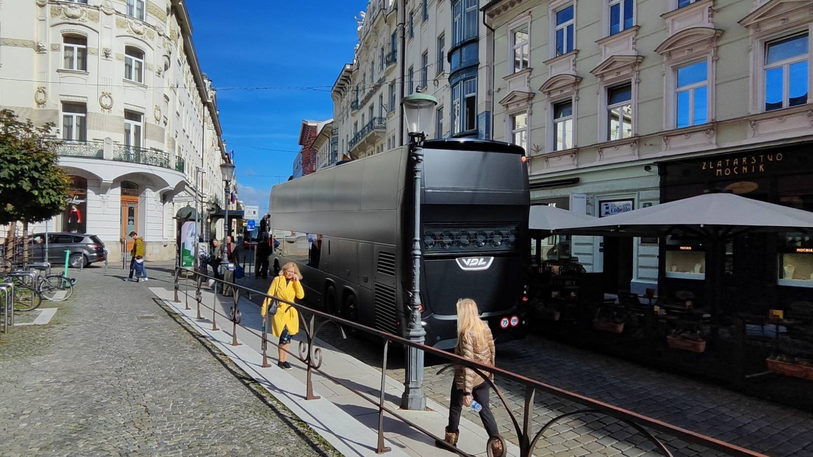 Črn avtobus belgijskih registrskih oznak