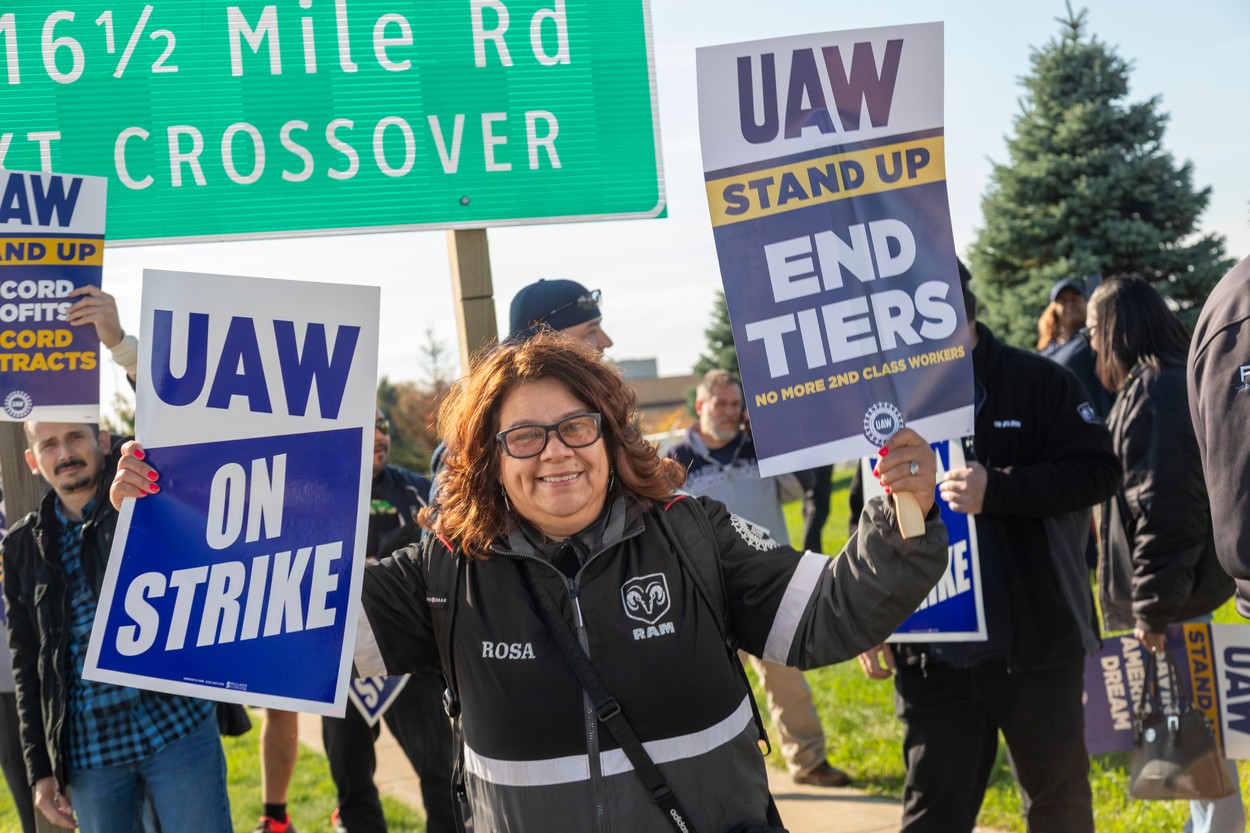 Prva skupinska stavka zaposlenih pri treh največjih proizvajalcih avtomobilov v ZDA.