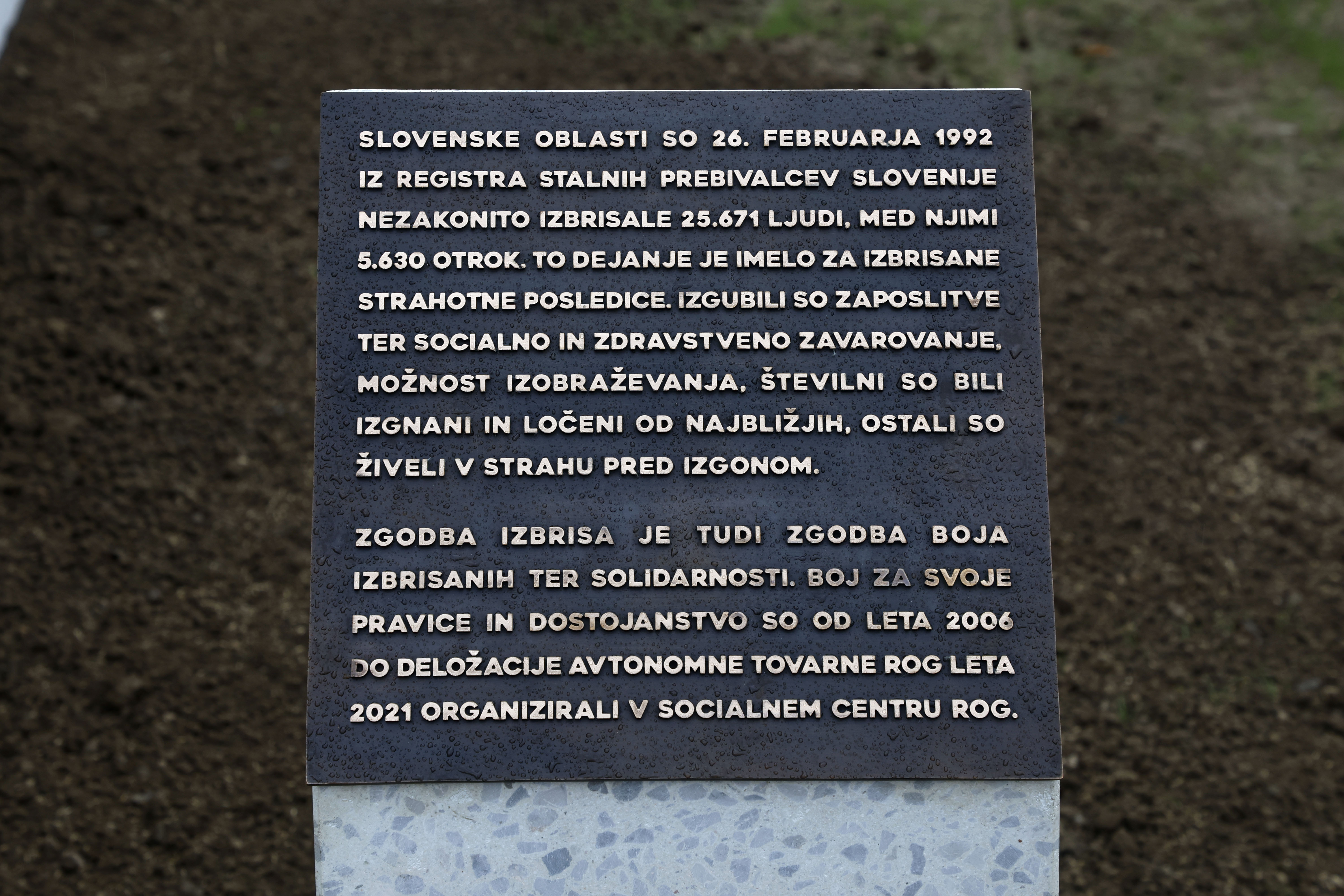 Odkritje obeležja izbrisanim.  (Foto: Borut Živulović/BOBO)