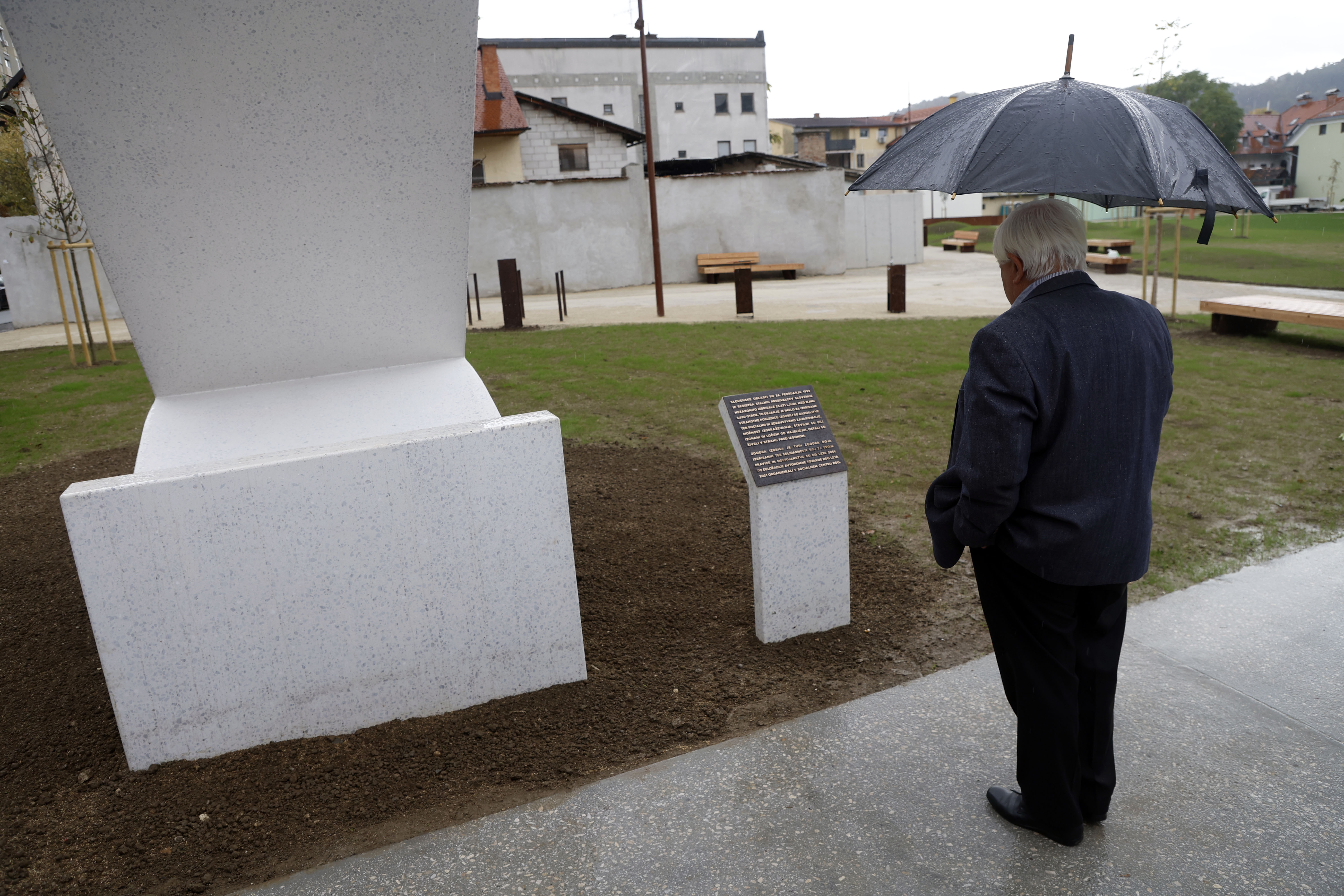 Odkritje obeležja izbrisanim.  (Foto: Borut Živulović/BOBO)