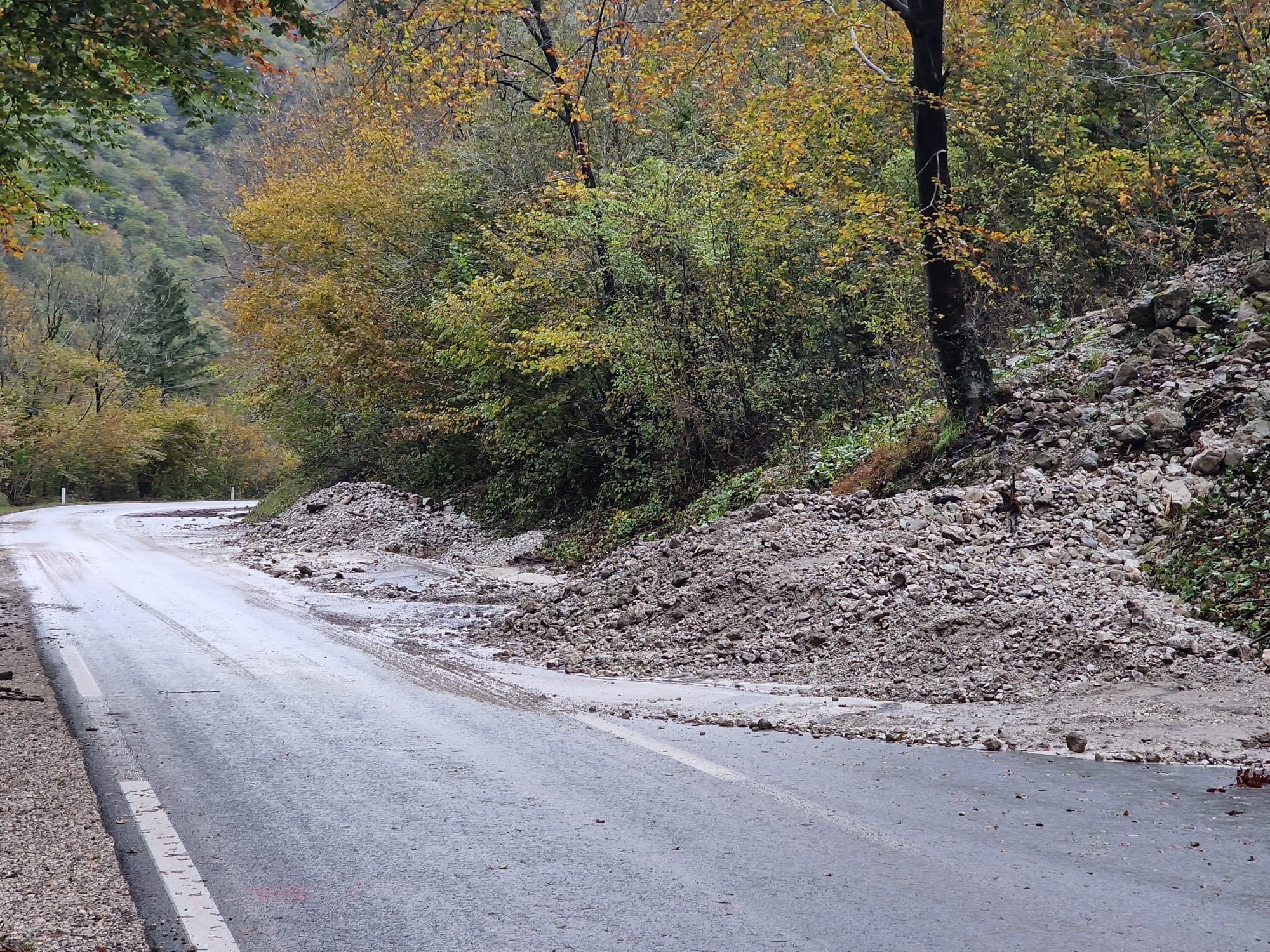 Cesta med Kobaridom in Robičem (Foto: Aleksander Vončina, poveljnik CZ občine Kobarid)