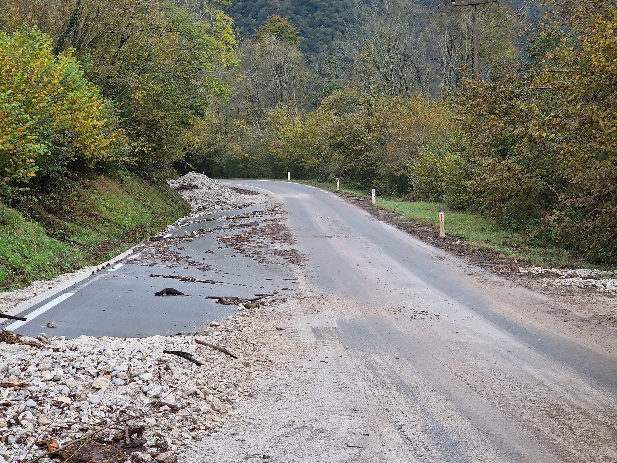 Cesta med Kobaridom in Robičem (Foto: Aleksander Vončina, poveljnik CZ občine Kobarid)
